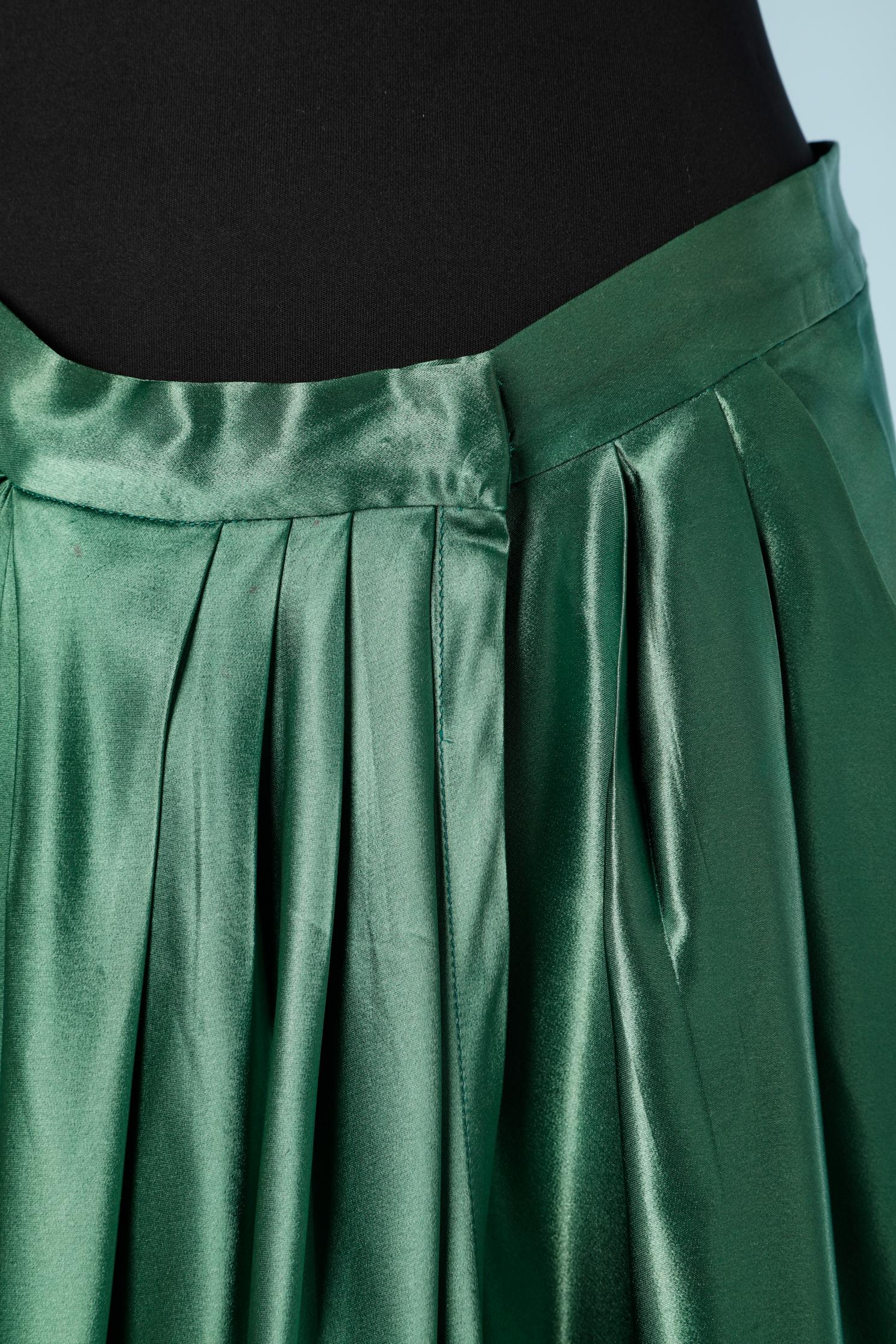 Wrap and draped skirt in emerald silk satin.
No lining. Inside button and buttonhole and hook&eye 
SIZE M