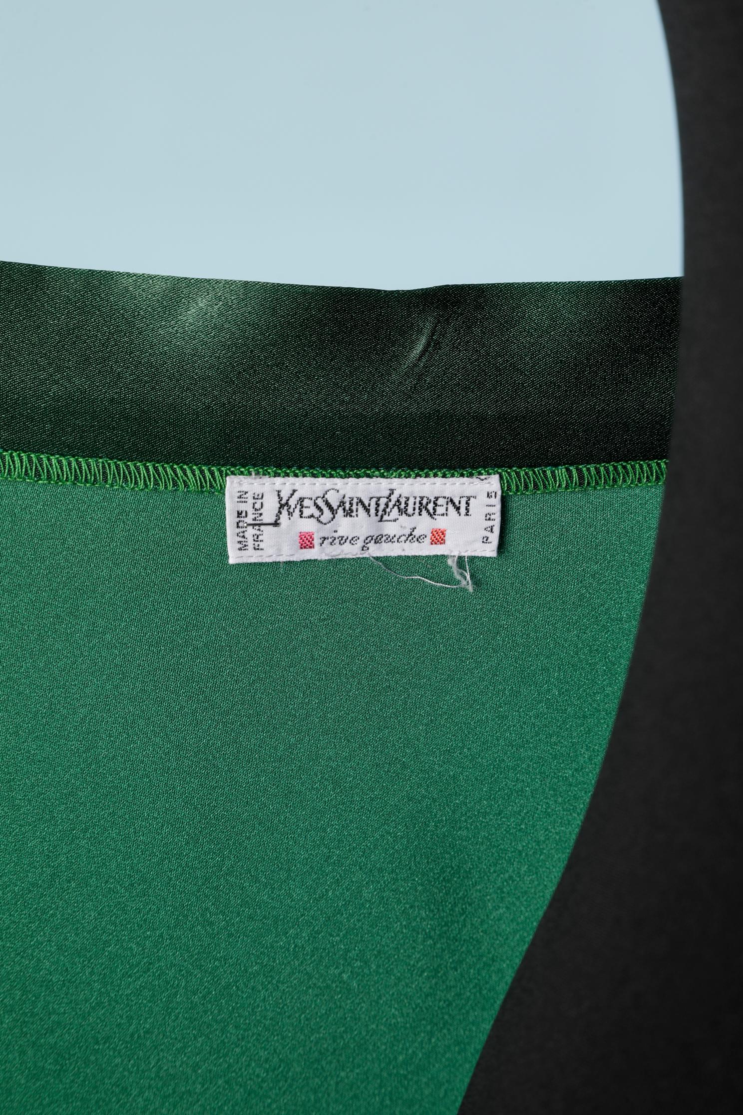 Envuelve  y falda drapeada de satén de seda color esmeralda Yves Saint Laurent Rive Gauche en venta 2