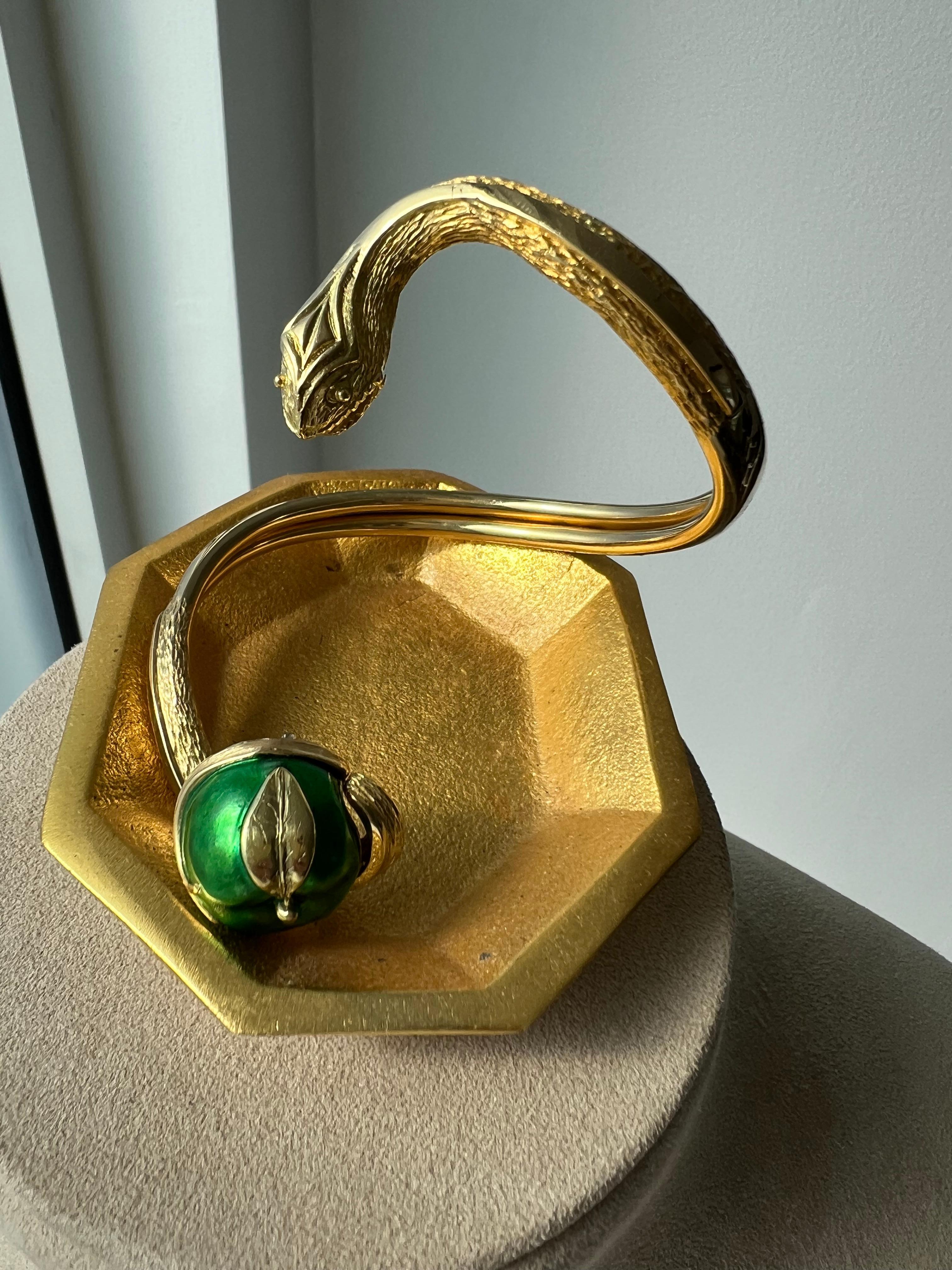 Dieses Lalounis Schlangenarmband ist das Schlangenarmband schlechthin. Es gewinnt einfach alle Schlangenarmband-Wettbewerbe. 

Vintage, 18K Gold, wickeln um, schöne Schlange Textur, gorgoeus leuchtend grünen Emaille Apfel. Der Apfel wird mit der