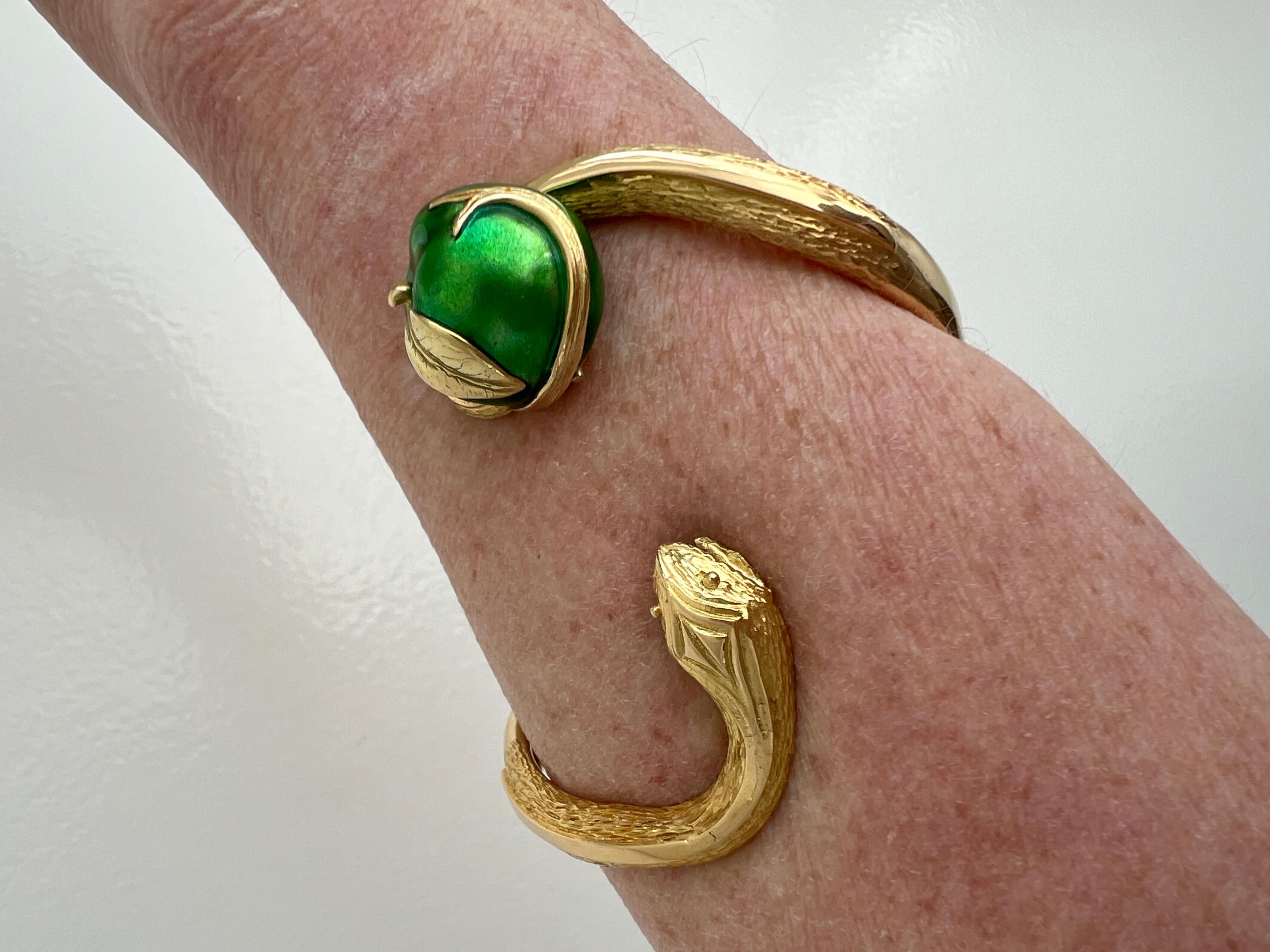 Wickelarmreif aus 18 Karat Gold mit Schlangenarmreif mit Emaille-grünem Apfel von Lalounis (Neugriechisch)