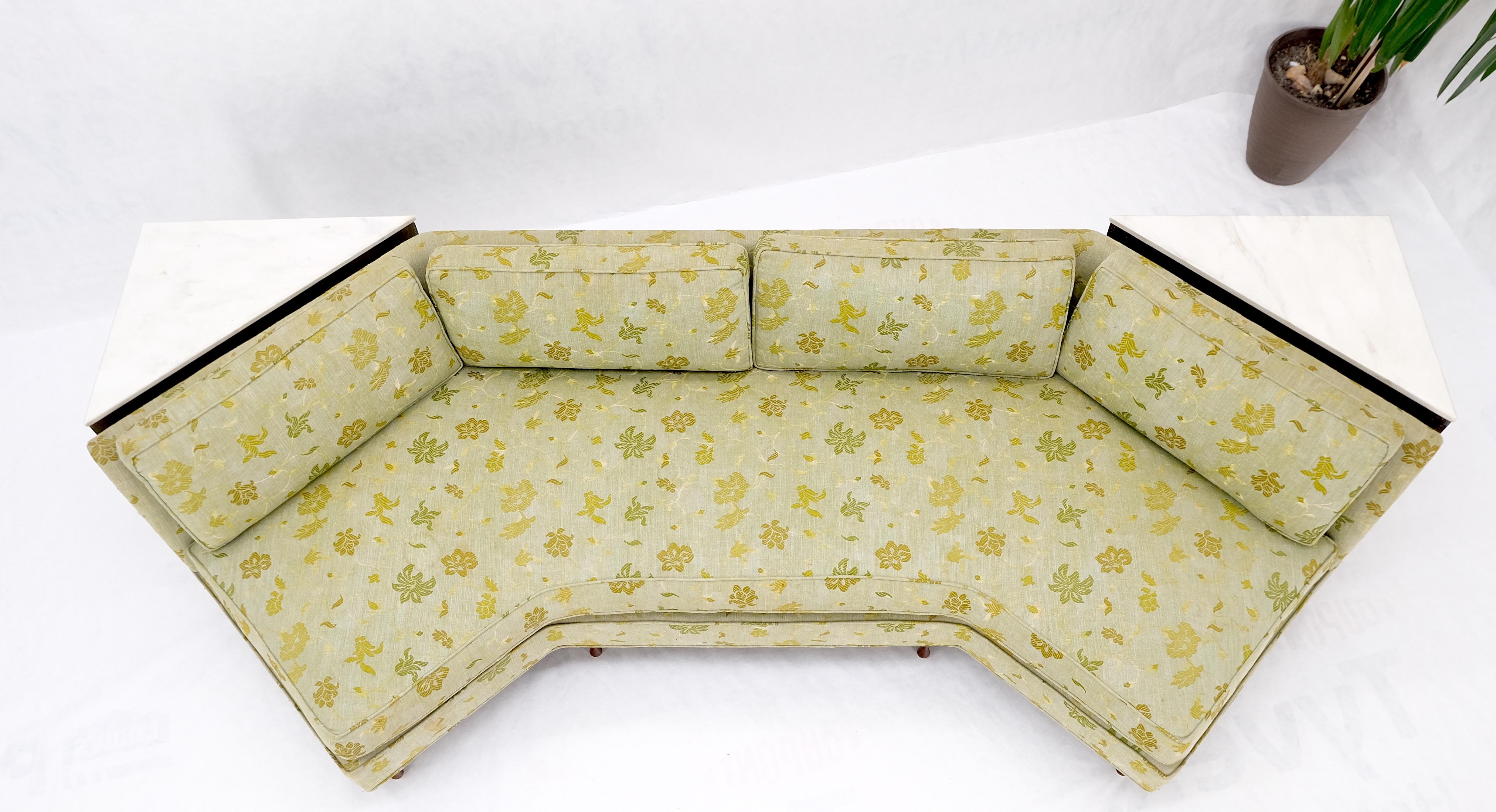 Wrap Around Mid-Century Modern Sofa W Paire de tables assorties en marbre menthe ! en vente 11