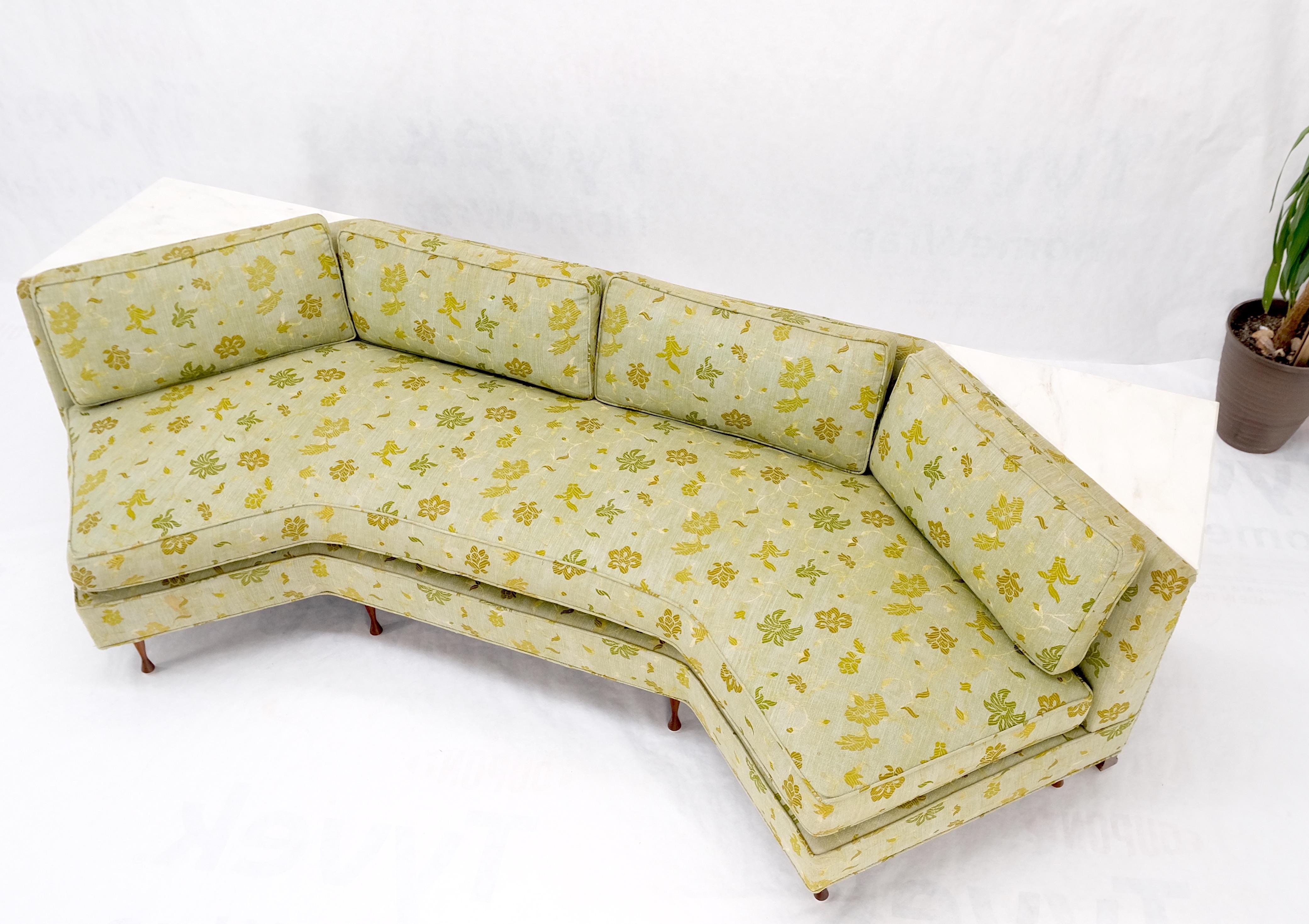 Wrap Around Mid-Century Modern Sofa W Paire de tables assorties en marbre menthe ! en vente 12