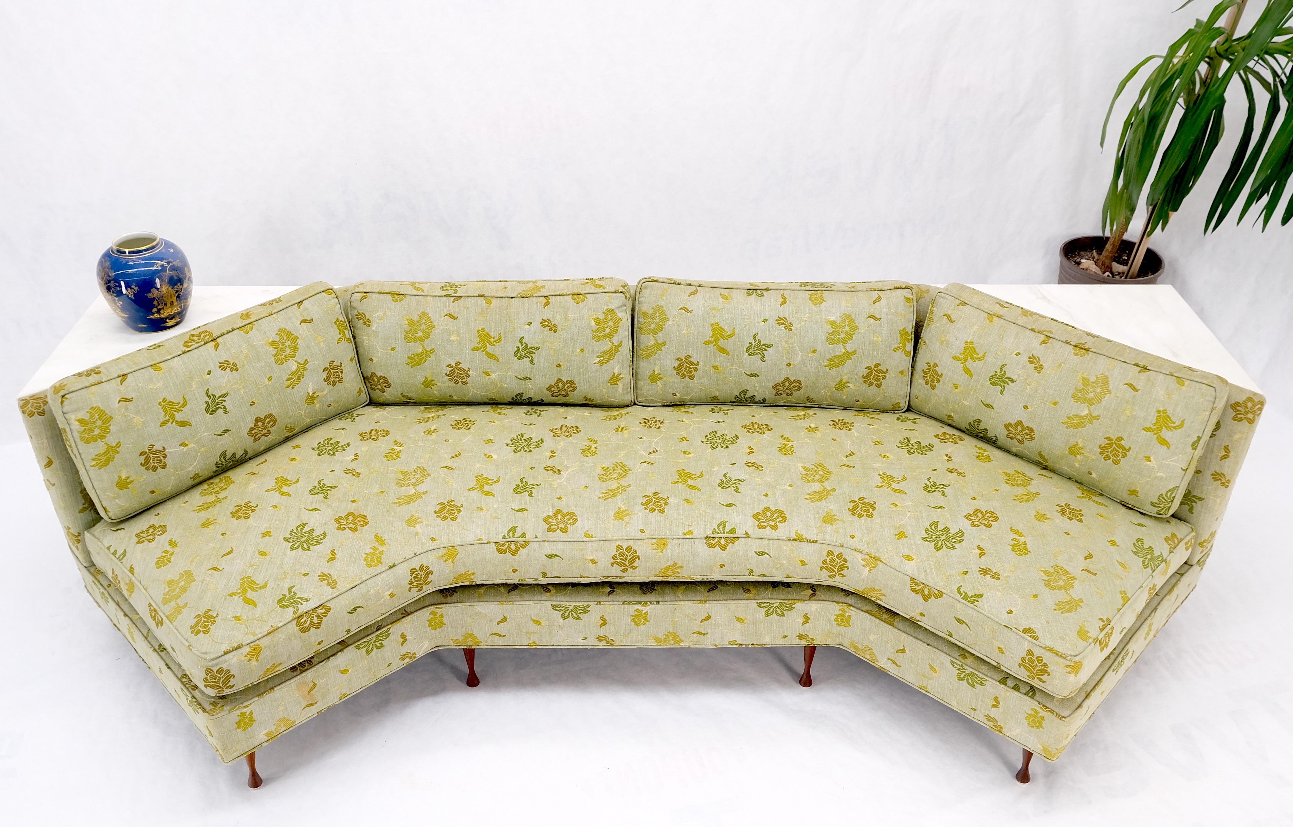 Américain Wrap Around Mid-Century Modern Sofa W Paire de tables assorties en marbre menthe ! en vente