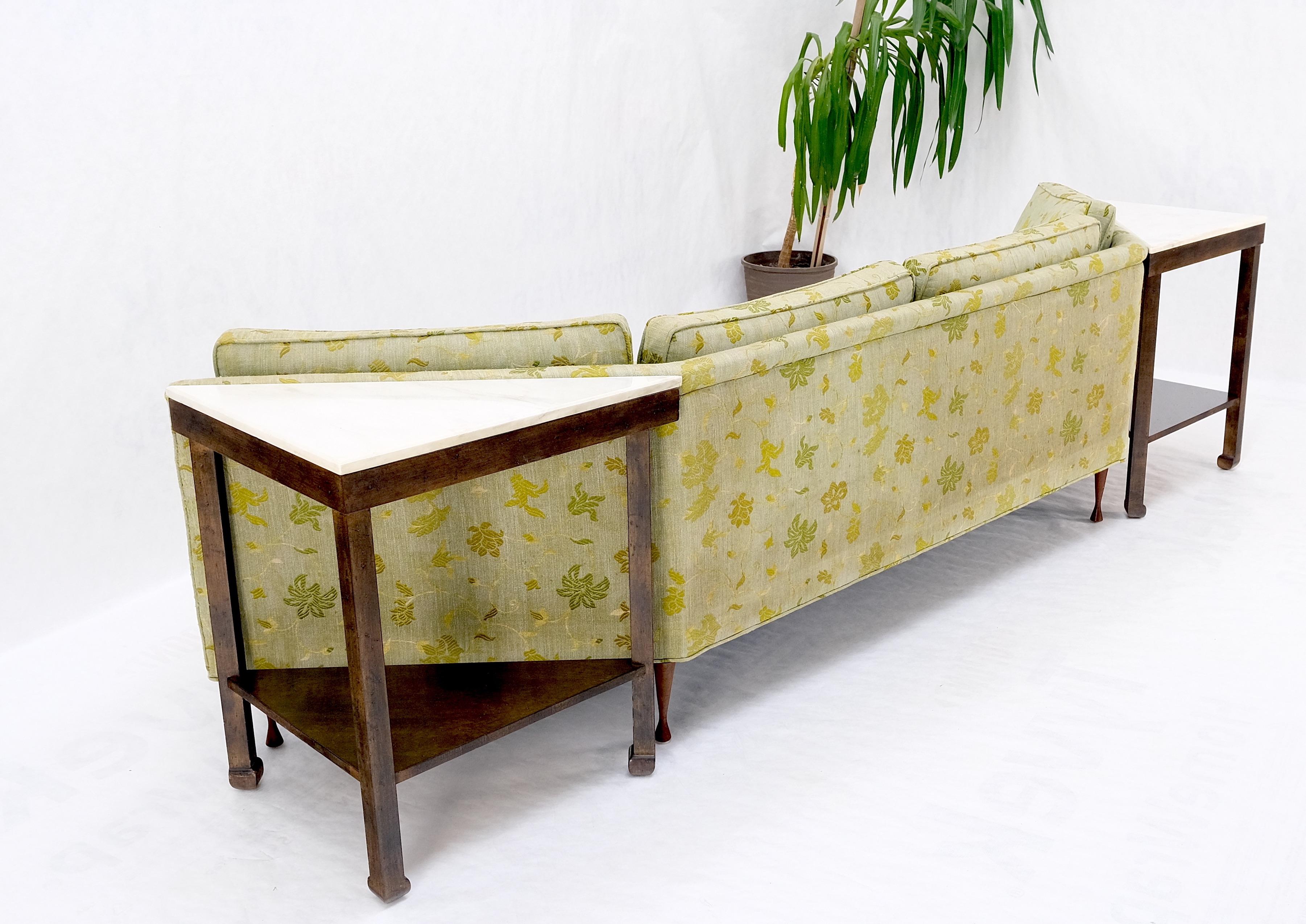 20ième siècle Wrap Around Mid-Century Modern Sofa W Paire de tables assorties en marbre menthe ! en vente