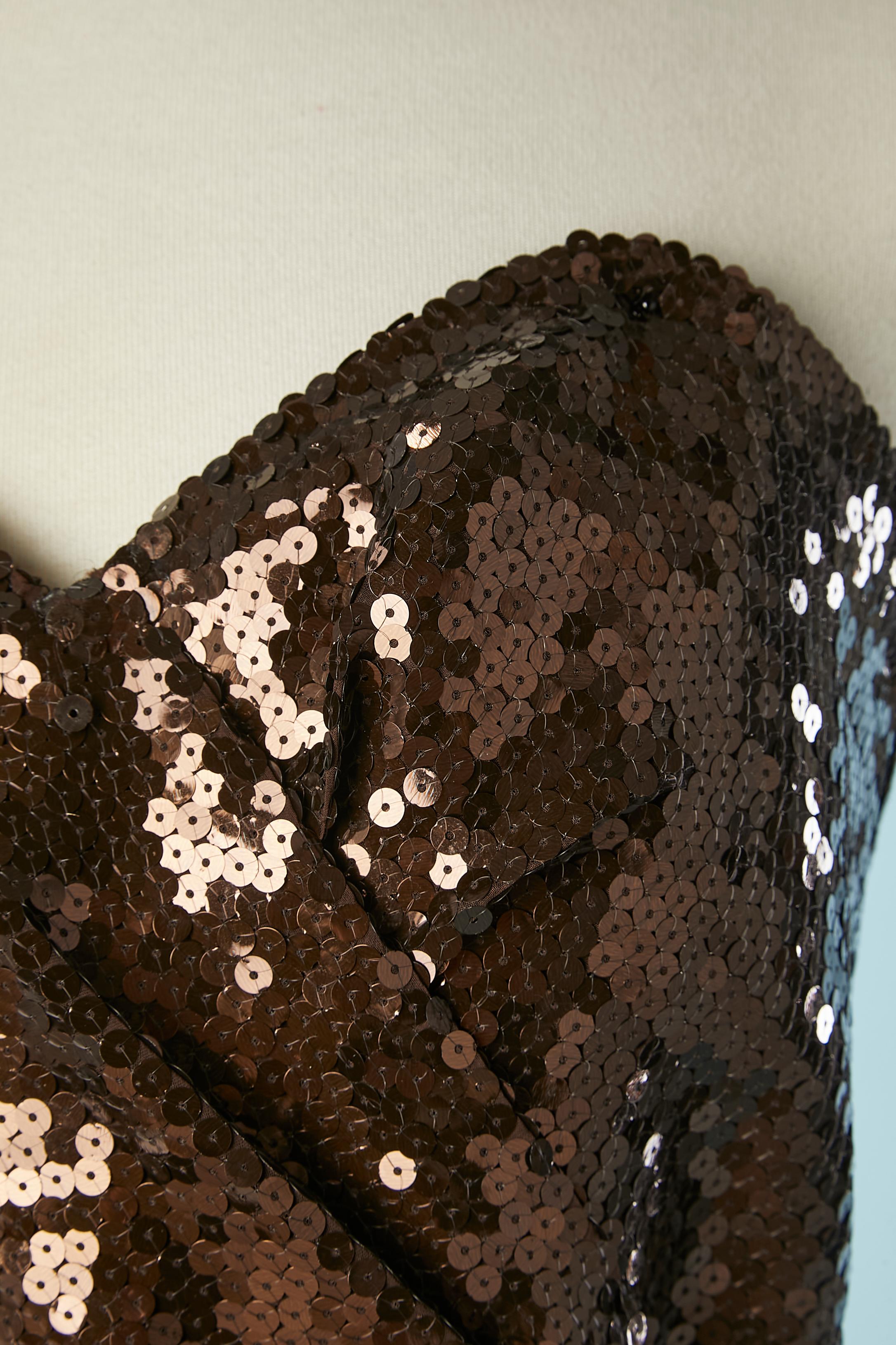  Wickel-Bustier-Cocktailkleid aus braunen Pailletten. Bustier mit Knochen im oberen Teil des Kleides. Reißverschluss und Haken&Ösen oben in der Mitte des Rückens. Das Wickelteil ist hinten in der Mitte mit Haken und Ösen befestigt. Braunes