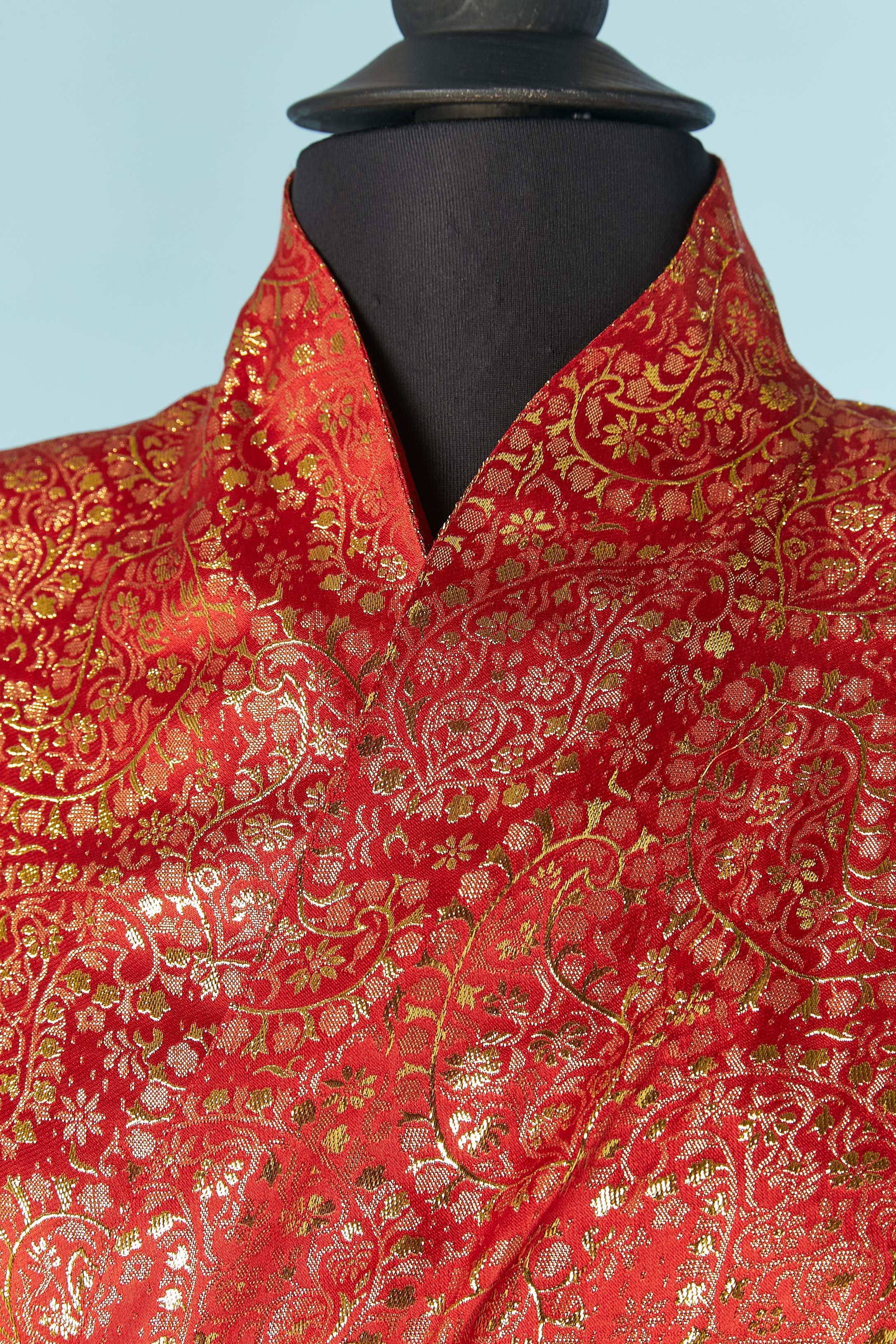 Wrap damask red and gold jacket. Shoulder pad. Zip closure at the end of the sleeve.The waist size is adjustable ( because of the wrap) 
SIZE M 