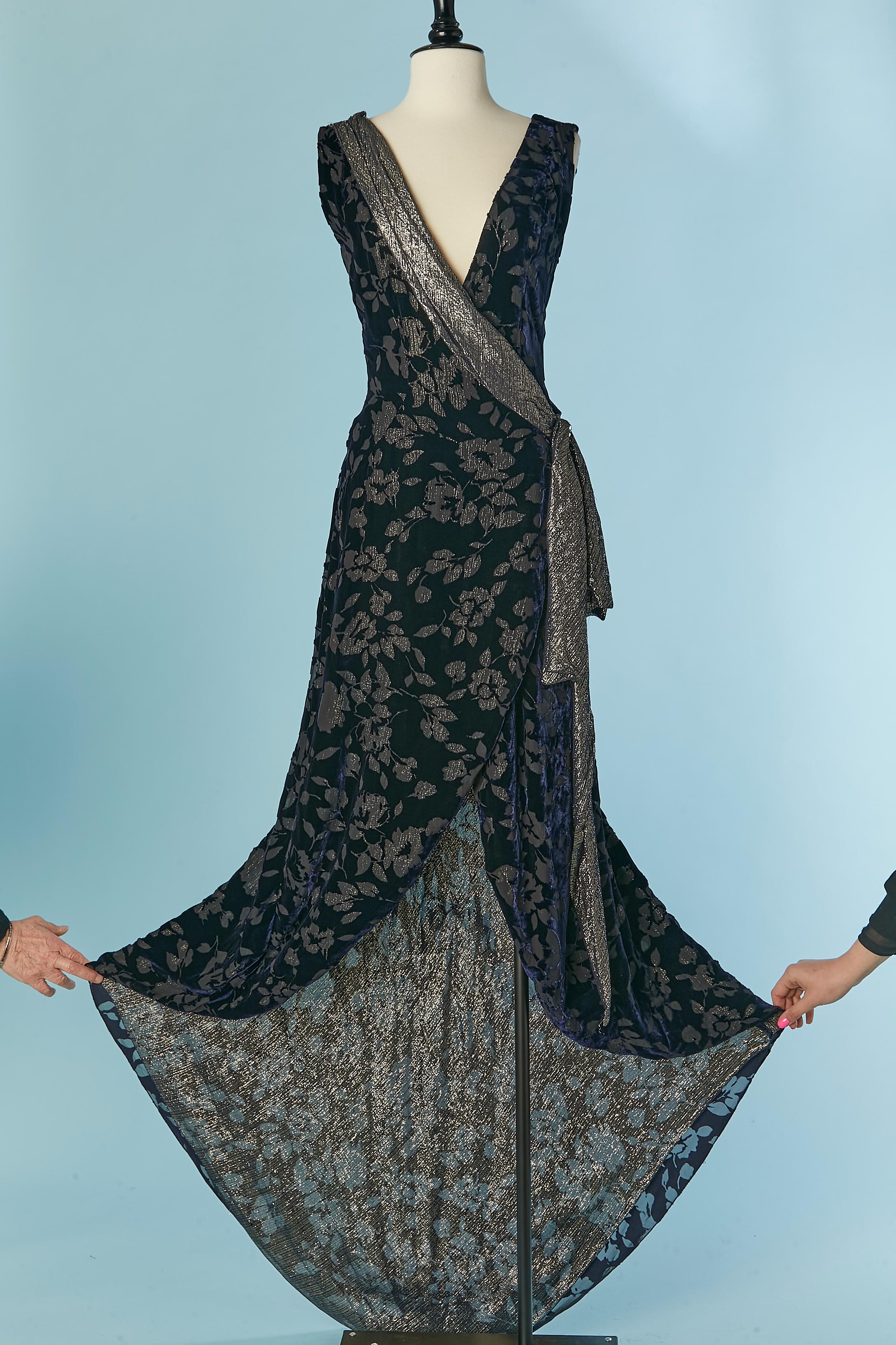 Wrap evening dress with drag in dévoré velvet, lamé and rhinestone brooch. Ribbon to tie inside the waist (to keep the wrap) and hook&eye closure on the left side with brooch on the top.
SIZE M