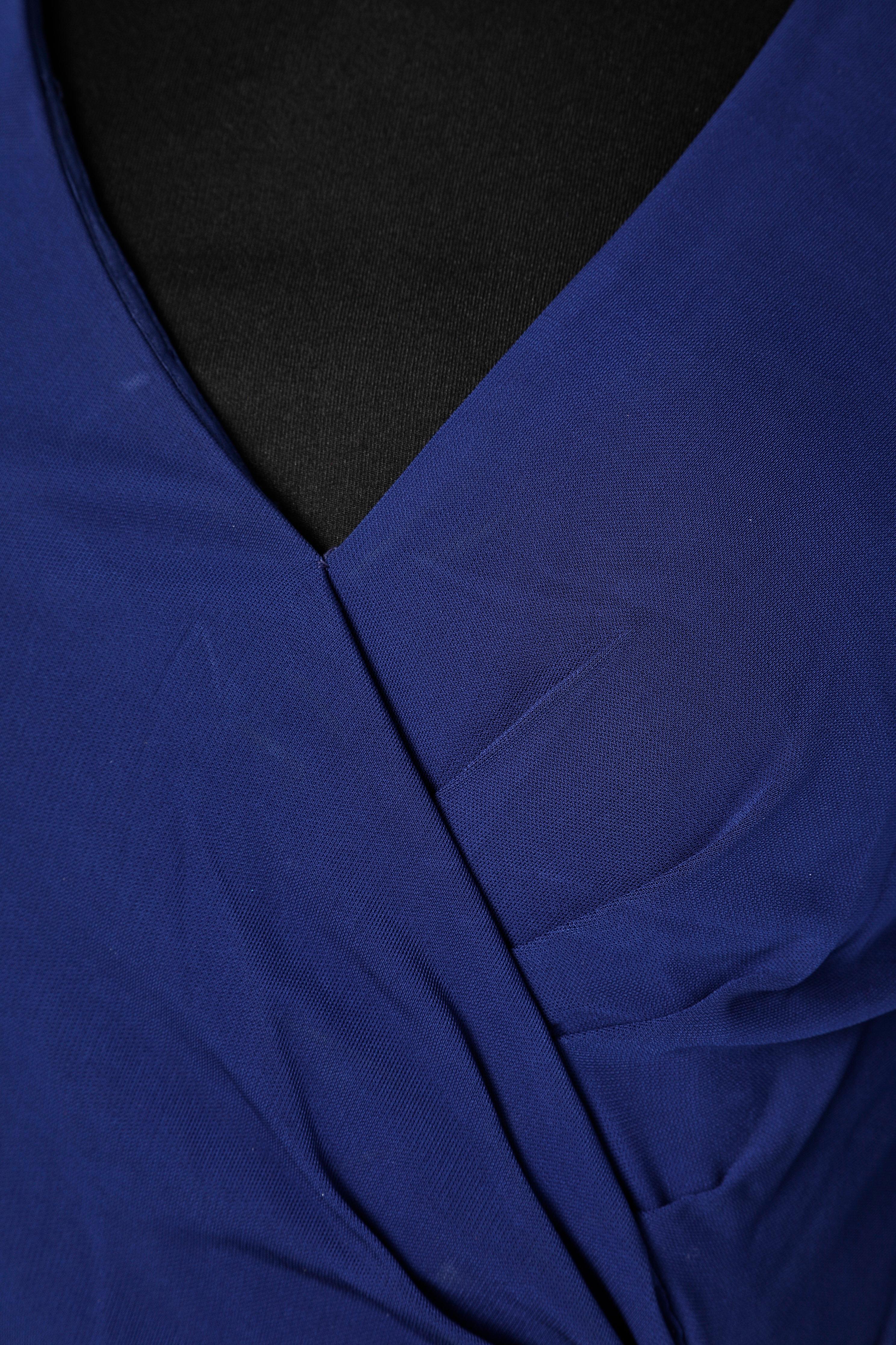Robe de cocktail en jersey enveloppante avec embellissement en strass. Composition du tissu : 100% rayonne. Doublure. Fermeture éclair sur le côté gauche. Manches raglan.
TAILLE 42 (It) 38 (Fr) 8 (US) Petite taille.