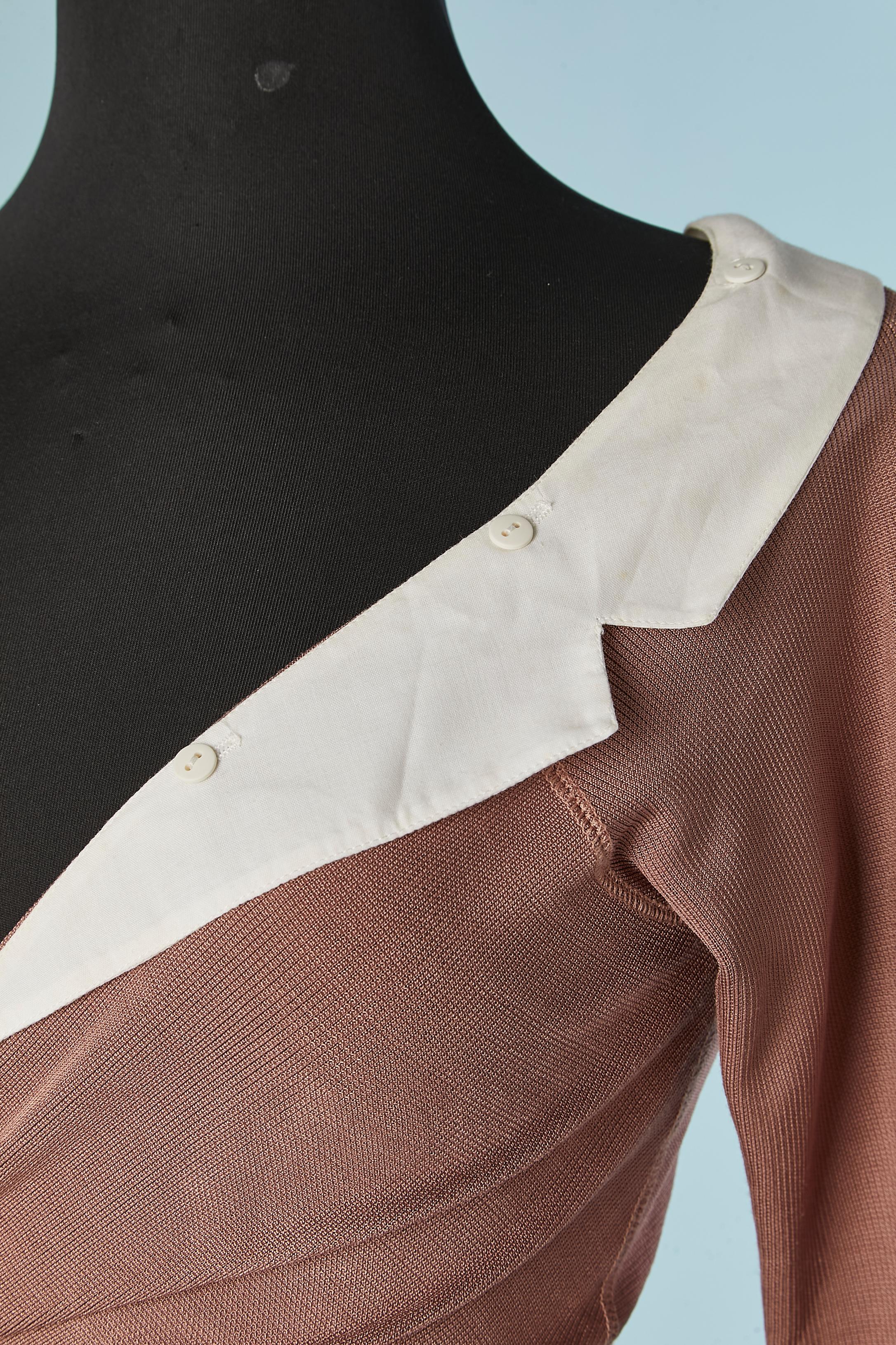 Top envolvente de rayón rosa pálido con cuello blanco desmontable con botón y ojal. 
TALLA S