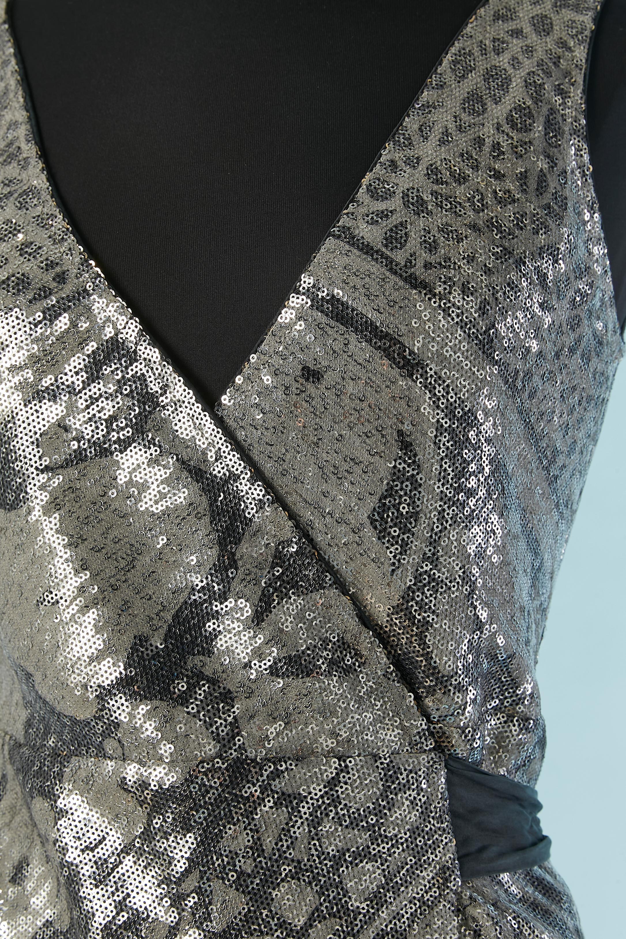 Wrap sleeveless silver sequin cocktail dress. Shell composition: 100% polyester Lining: 95% silk, 5% spandex. Silk belt to tie on the side.
SIZE M