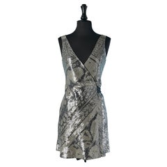 Vestido de cóctel envolvente sin mangas de lentejuelas plateadas Diane von Furstenberg