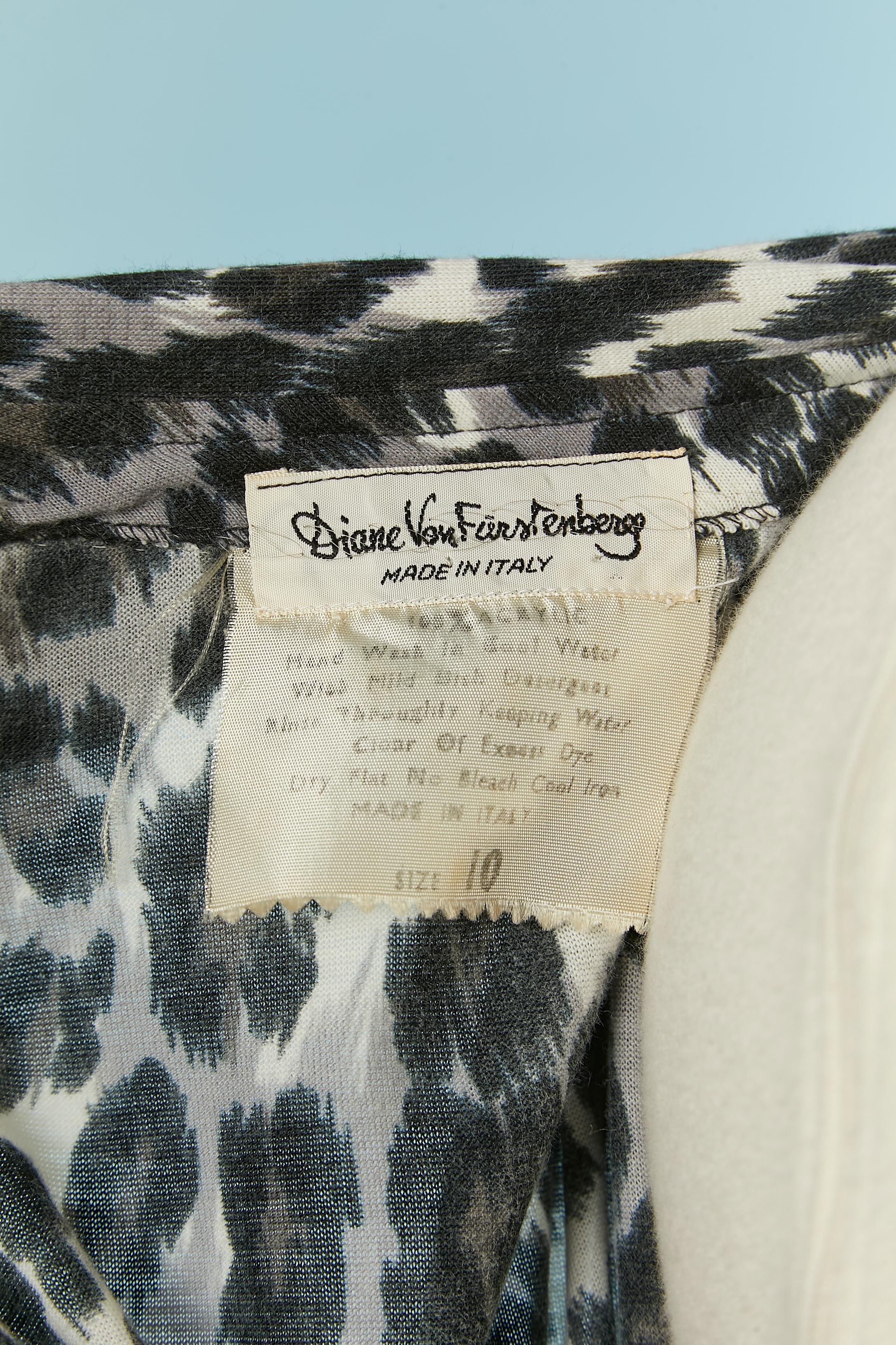 Top e pantaloni a portafoglio con stampa leopardata di Diane von Furstenberg  1970's in vendita 2