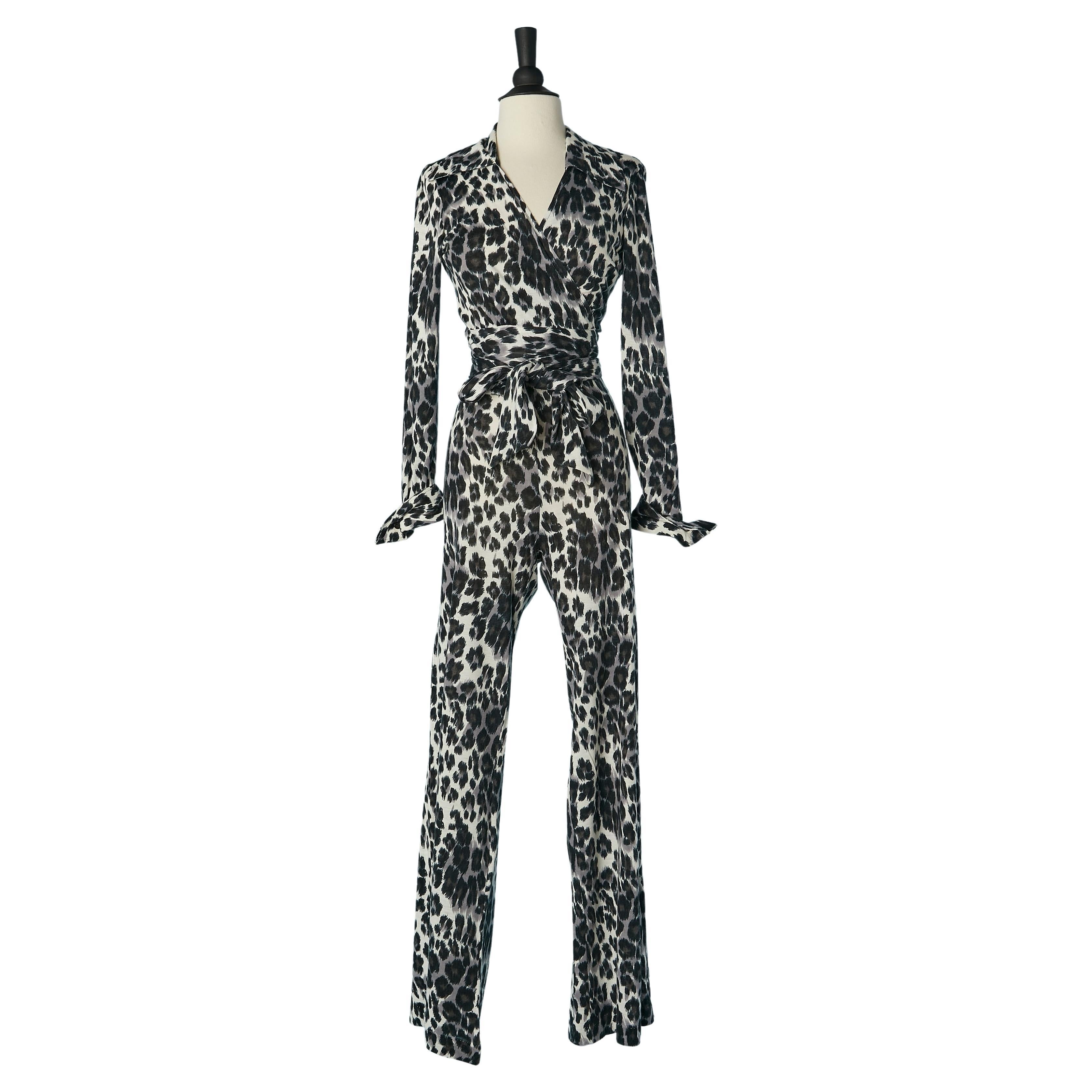 Ensemble pantalon et haut enveloppant avec imprimé léopard Diane von Furstenberg  1970's