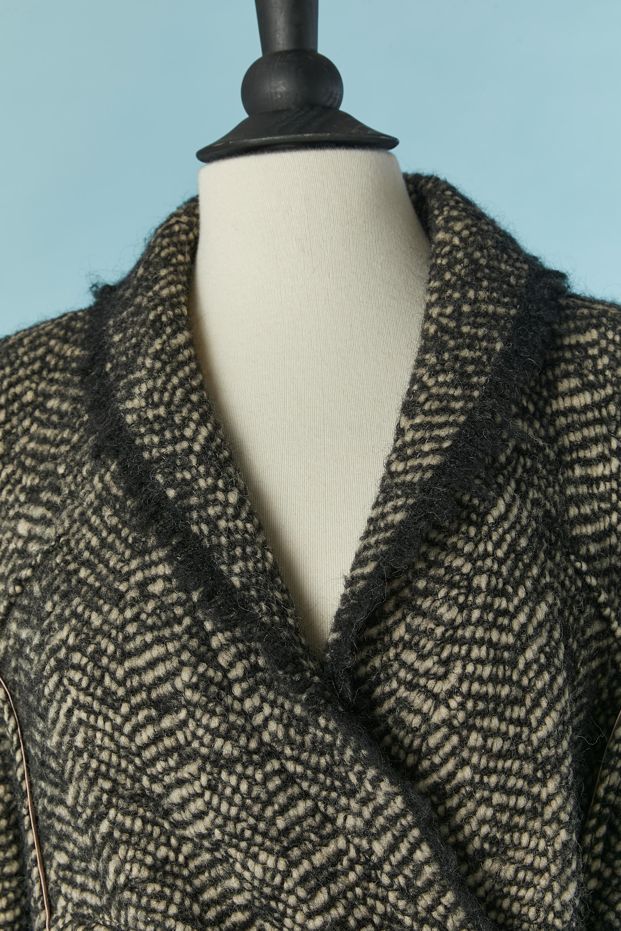 Manteau enveloppant en laine à chevrons avec bordures à franges, poches et découpes. Composition du tissu principal : laine, mohair et nylon. Doublure en soie. 
Manches raglan. Pad d'épaule. Fendez le milieu du dos. La ceinture doit être nouée sur