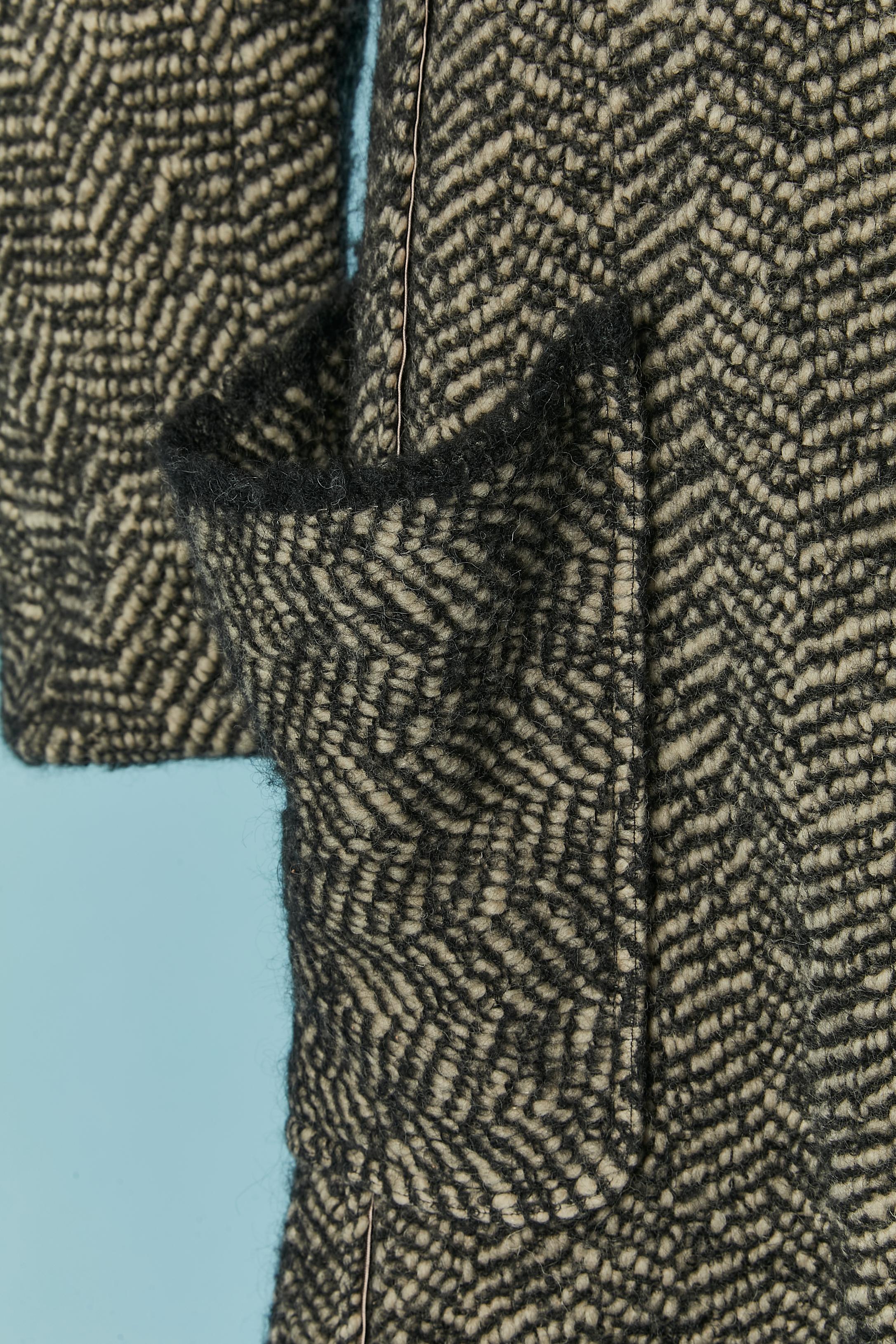 Noir Manteau enveloppant en laine à chevrons avec bordures à franges, poches et découpes Sonia Rykiel en vente