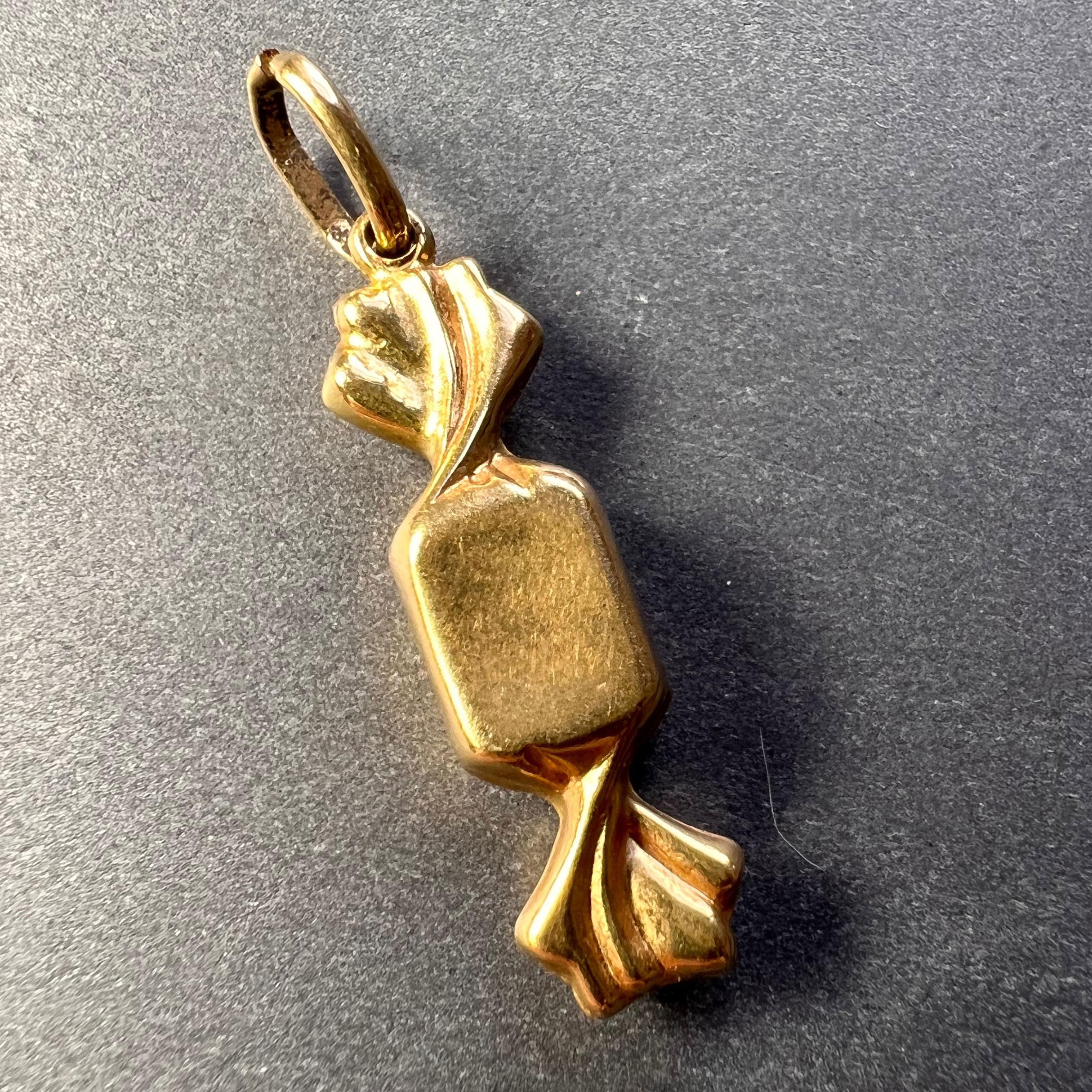 Ein Anhänger aus 18 Karat (18K) Gelbgold in Form eines eingewickelten Bonbons. Am Bügel gestempelt 750 für 18 Karat Gold und 509VI für italienische Herstellung.
 
Abmessungen: 2.5 x 0,7 x 0,5 cm (ohne Sprungring)
Gewicht: 1,32 Gramm