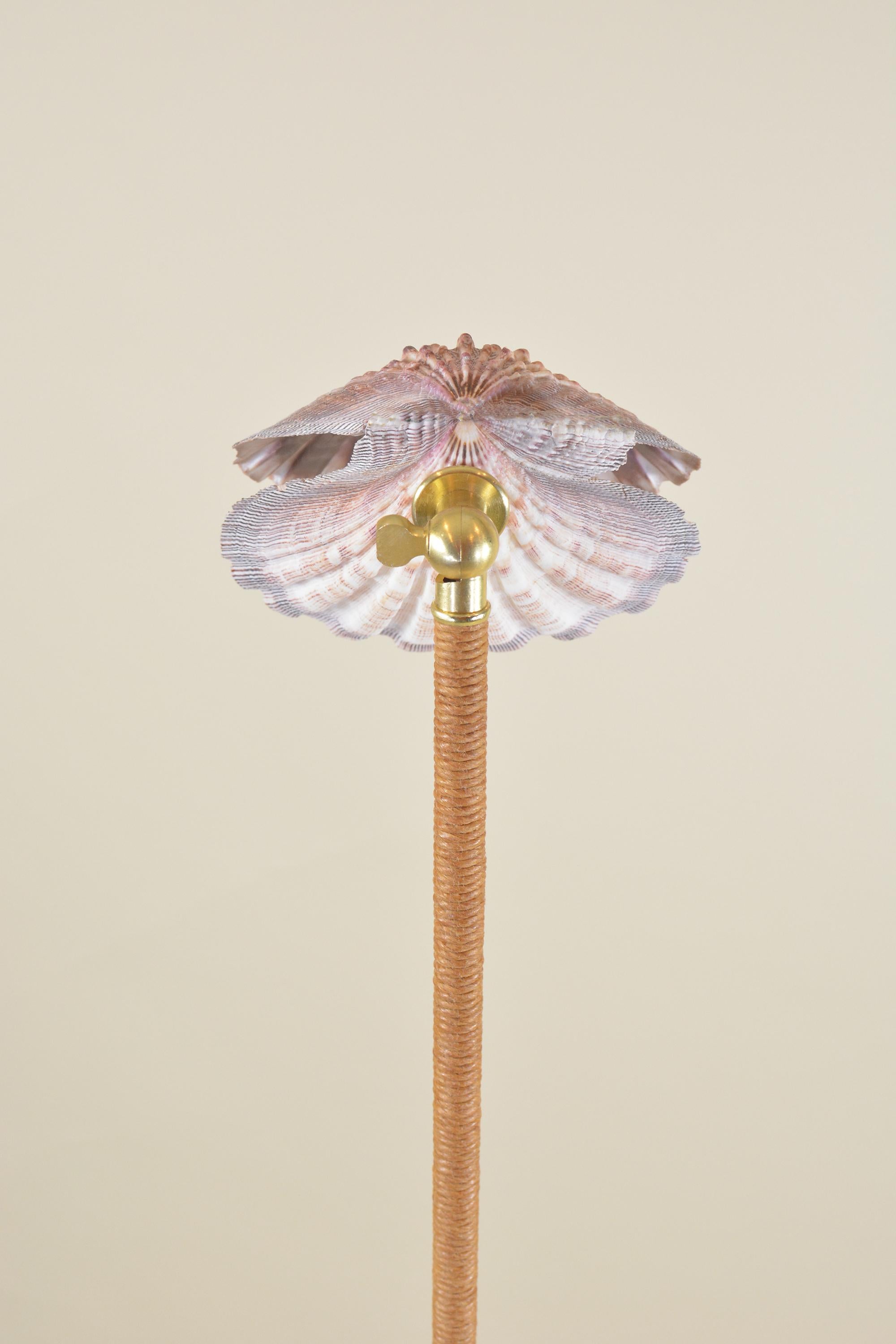 Lampadaire Lavender Lion's Paw enveloppé en vente 8