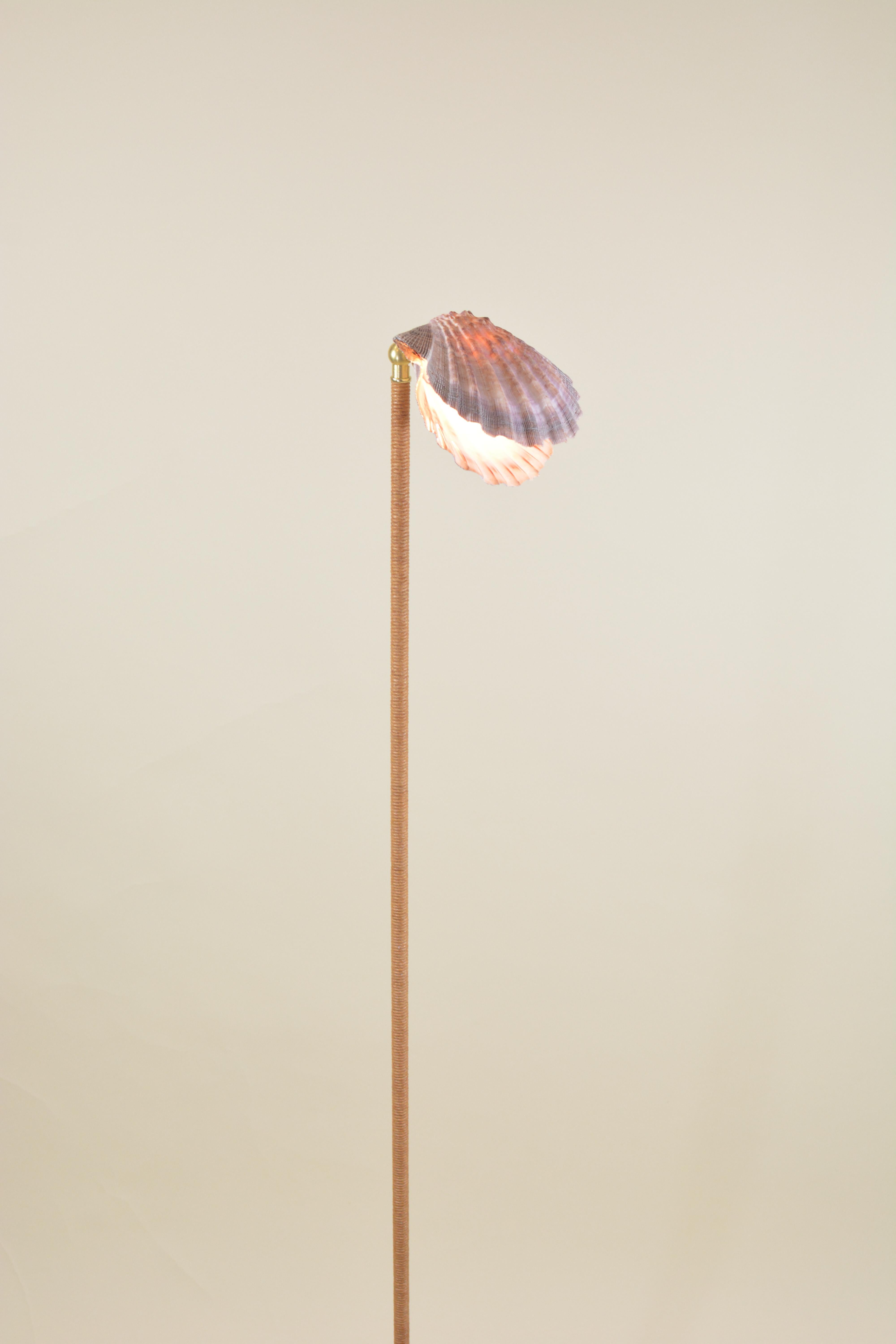 Moderne Lampadaire Lavender Lion's Paw enveloppé en vente