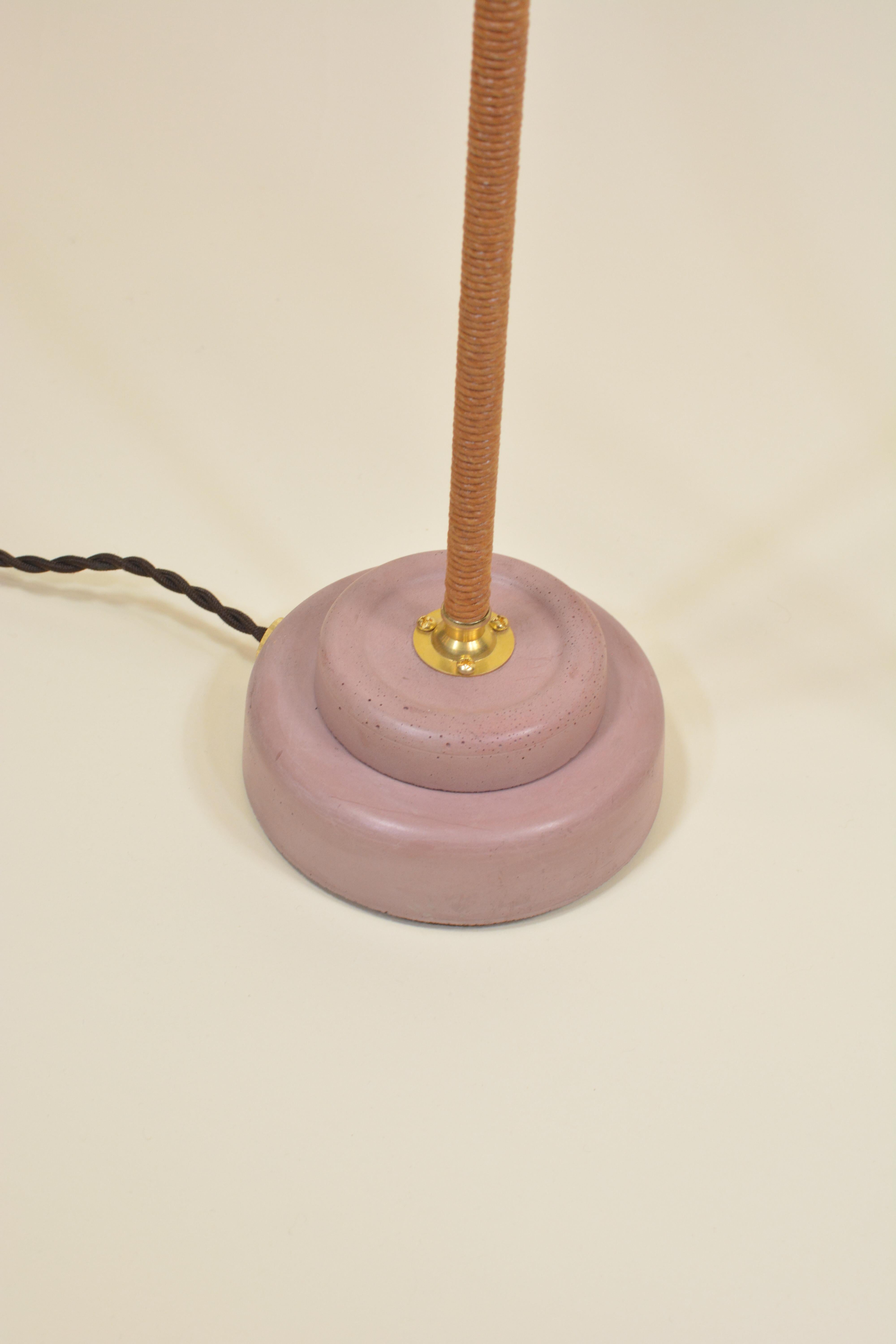 Américain Lampadaire Lavender Lion's Paw enveloppé en vente