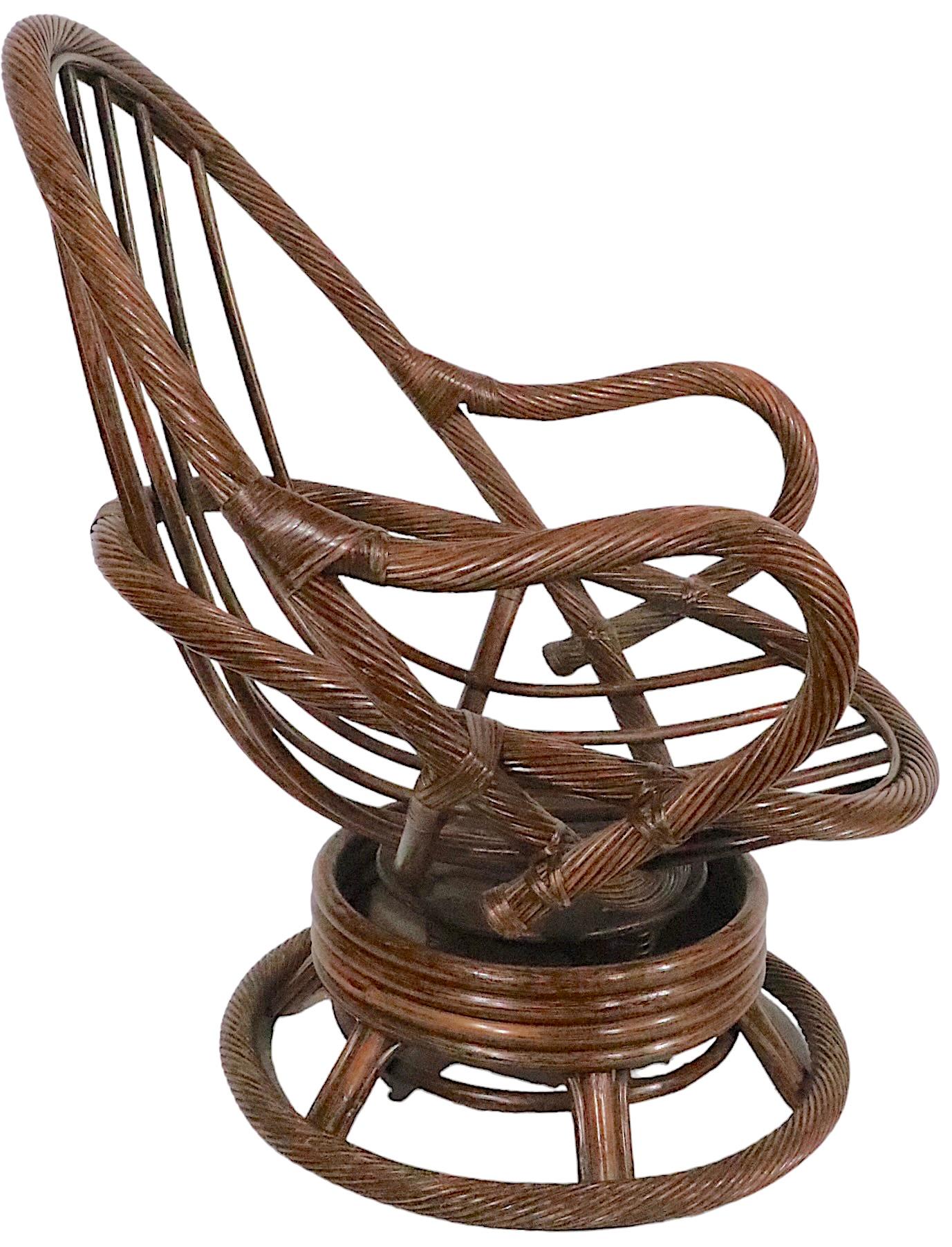 Pivot vintage des années 1970 de qualité supérieure, et  inclinaison  Chaise longue en rotin enroulé et bambou, avec coussin d'assise rembourré d'origine. Cet exemple est inhabituel car la plupart des chaises de ce type ont une structure en bambou,