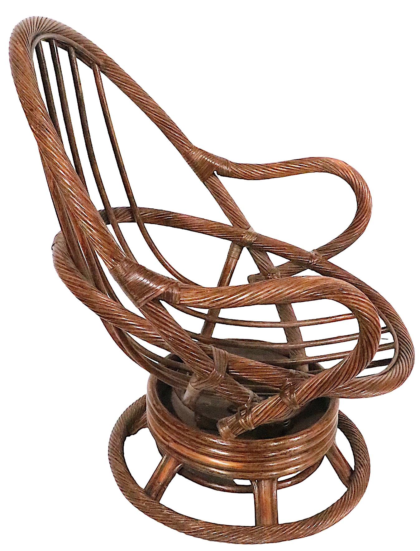 Mid-Century Modern Chaise longue pivotante en bambou et roseau enrubanné C.I.C. en vente