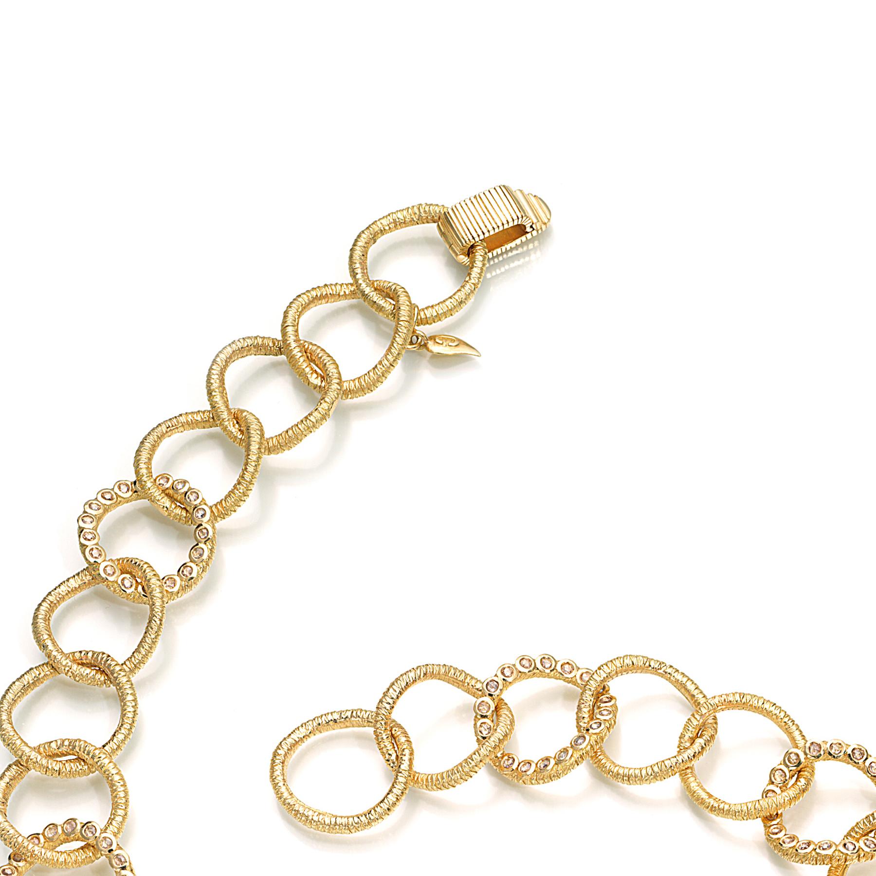 Contemporain Collier circulaire en fil métallique enveloppé en or jaune 20 carats avec diamants en vente