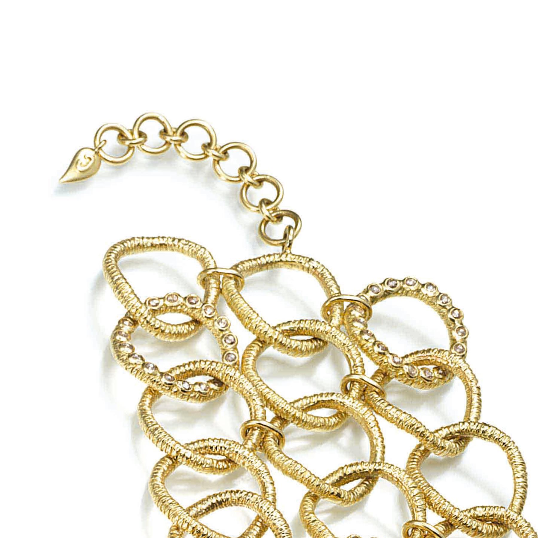 Bracelet à trois rangées de fils métalliques en or jaune 20 carats avec diamants taille rose de 0,30 carat. Ce bracelet est unique car il présente une texture de fil d'or martelé sur chaque fil enroulé, ce qui est évident dans beaucoup de pièces de