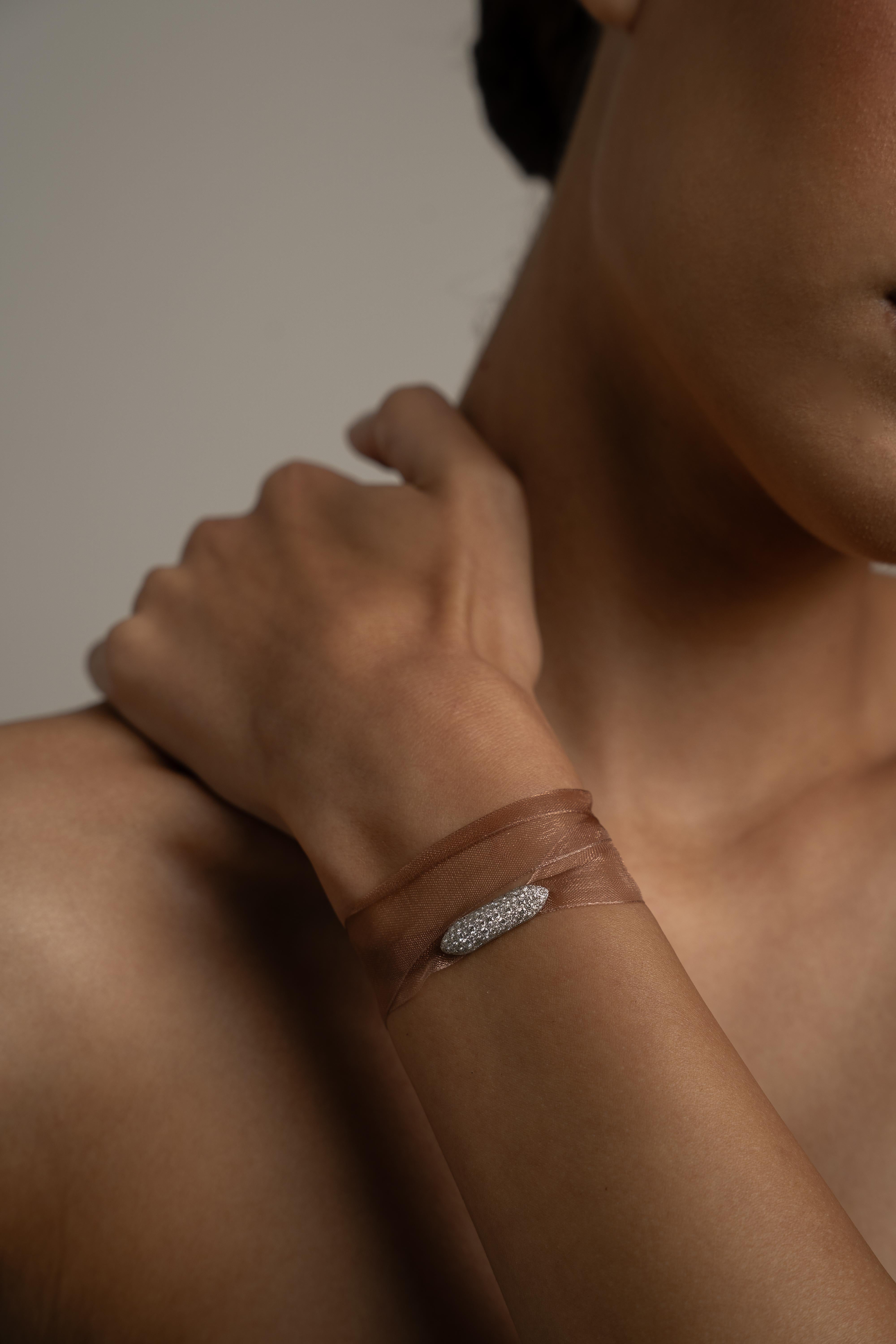 Taglio rotondo Wrapt in Diamonds Versatile girocollo e bracciale in oro 18 carati con pavé di diamanti in vendita