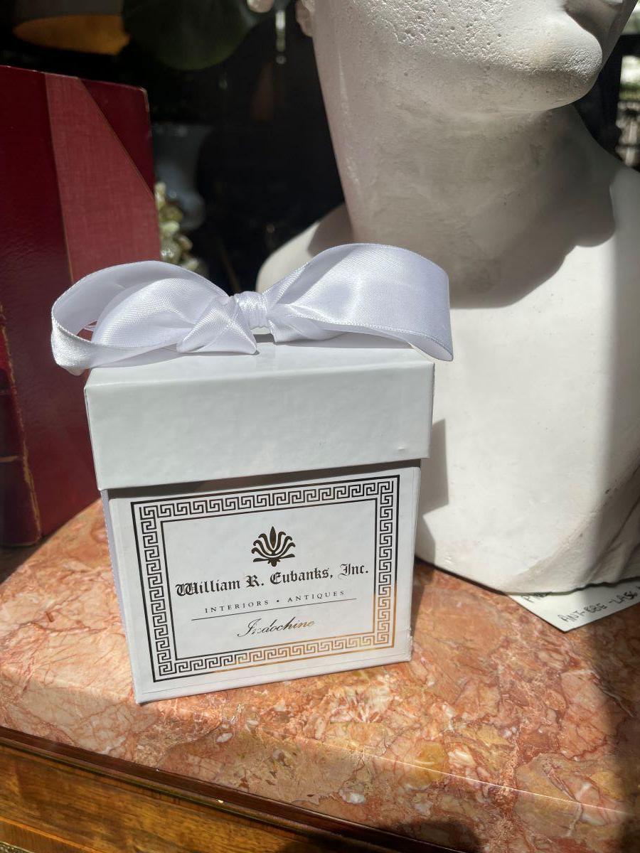 WRE Signature-Kerzenleuchter in Indochine-Flagranz, weißes, mattes, weißes, mattes Glas im Zustand „Neu“ im Angebot in Palm Beach, FL