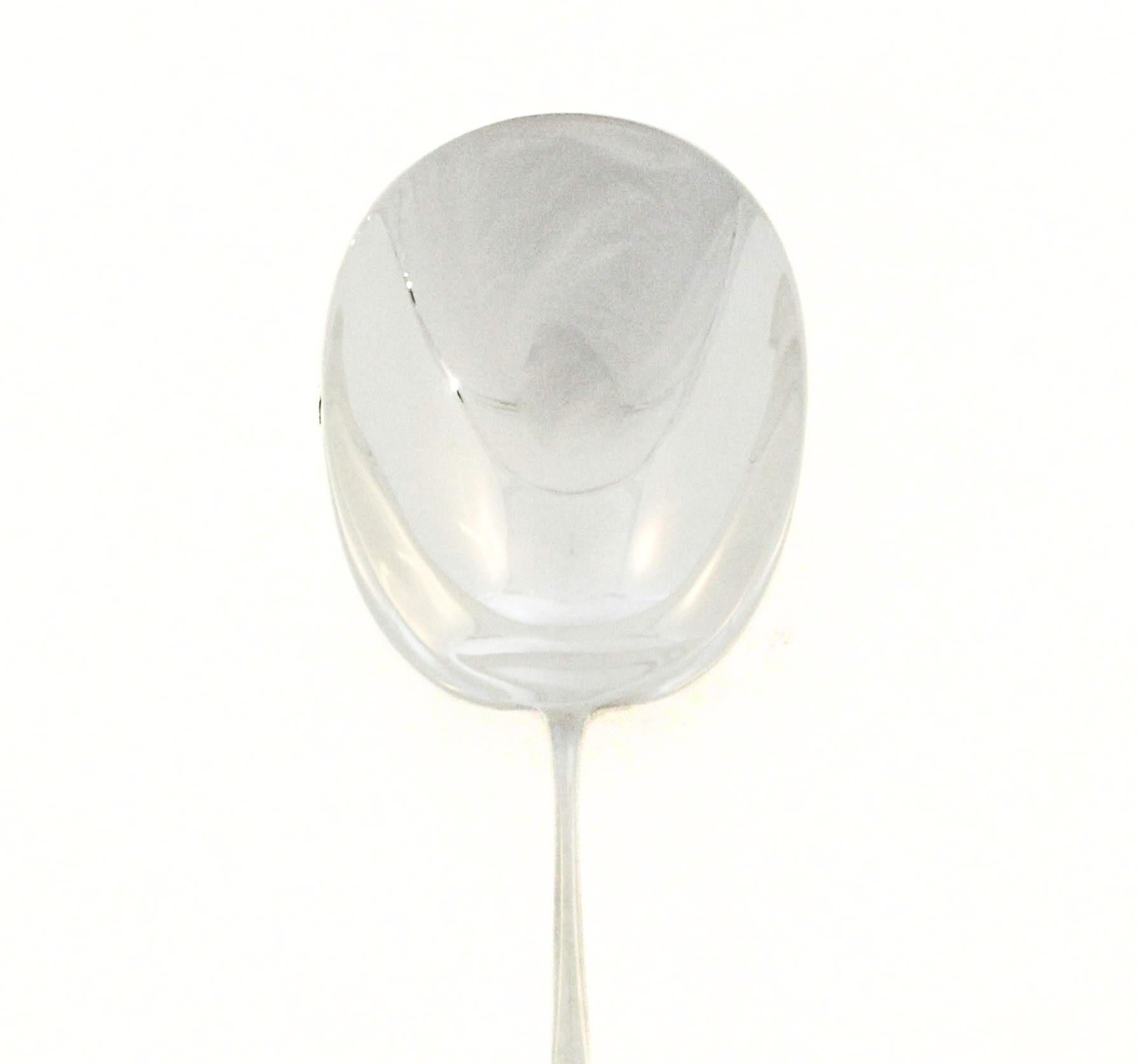 Questo elegante cucchiaio da portata in argento sterling è realizzato con il motivo Wreath, introdotto per la prima volta da Gorham Silversmiths nel 1911. Il design esemplifica l'artigianato dell'argento americano dei primi del Novecento,