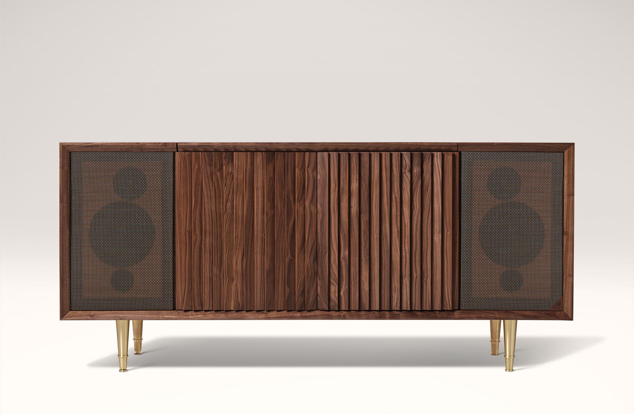 Die M1 Plattenkonsole bietet raumfüllenden Wrensilva-Sound mit fünf Musikhörmodi, darunter Vinyl, Bluetooth und Sonos®, 200 Watt pro Kanal, einen verstaubaren Deckel, ein gefüttertes Plattenfach und Platz für bis zu 150 Alben. Das in San Diego