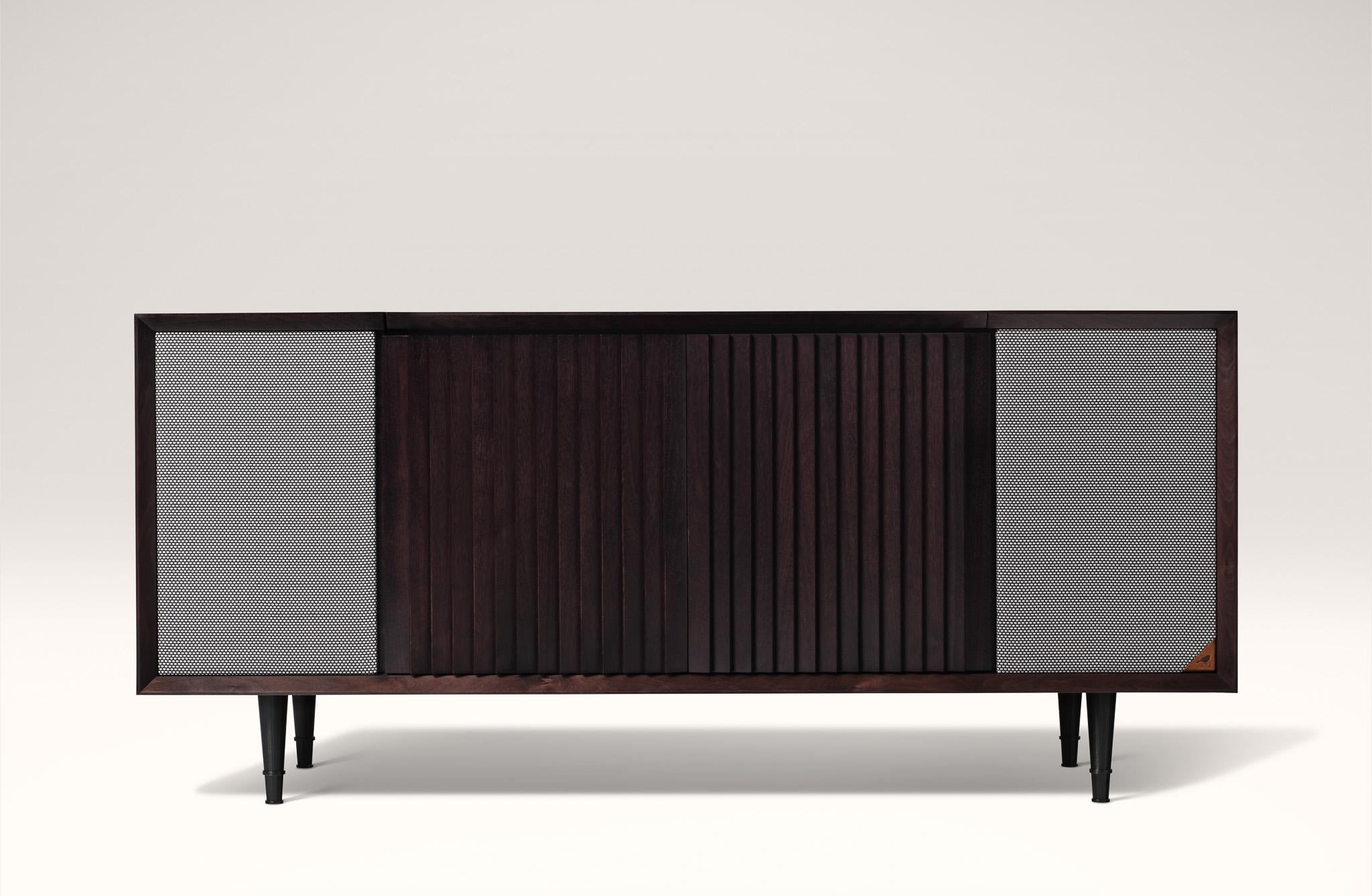 Die M1 Plattenkonsole bietet raumfüllenden Wrensilva-Sound mit fünf Musikhörmodi, darunter Vinyl, Bluetooth und Sonos®, 200 Watt pro Kanal, einen verstaubaren Deckel, ein gefüttertes Plattenfach und Platz für bis zu 150 Alben. Das in San Diego
