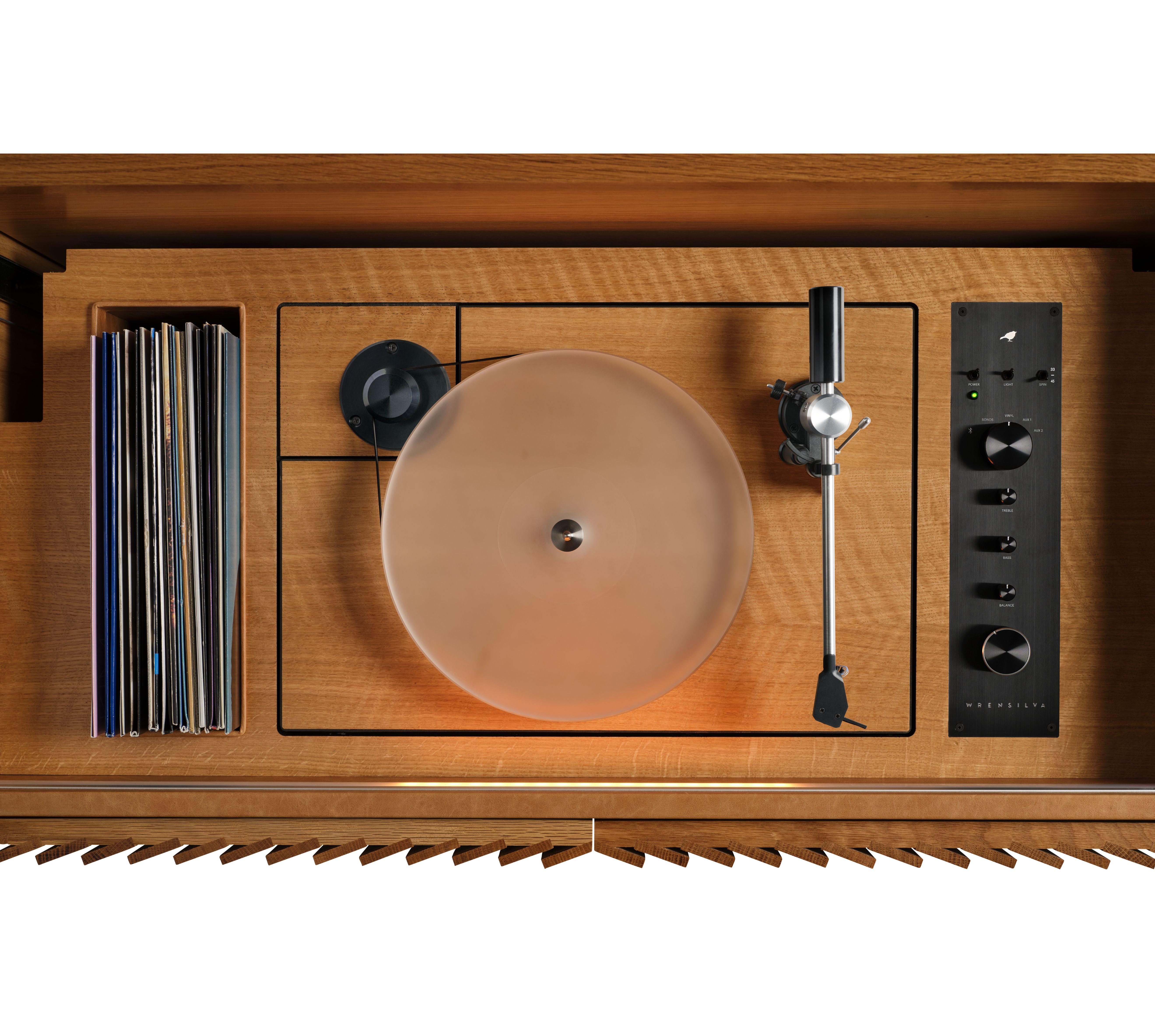 La console de disques M1 est dotée d'un son ROOMS qui remplit la pièce, de cinq modes d'écoute de la musique, dont Vinyl, Bluetooth et Sonos®, de 200 watts par canal, d'un couvercle escamotable, d'une pochette à disques doublée et d'un espace de