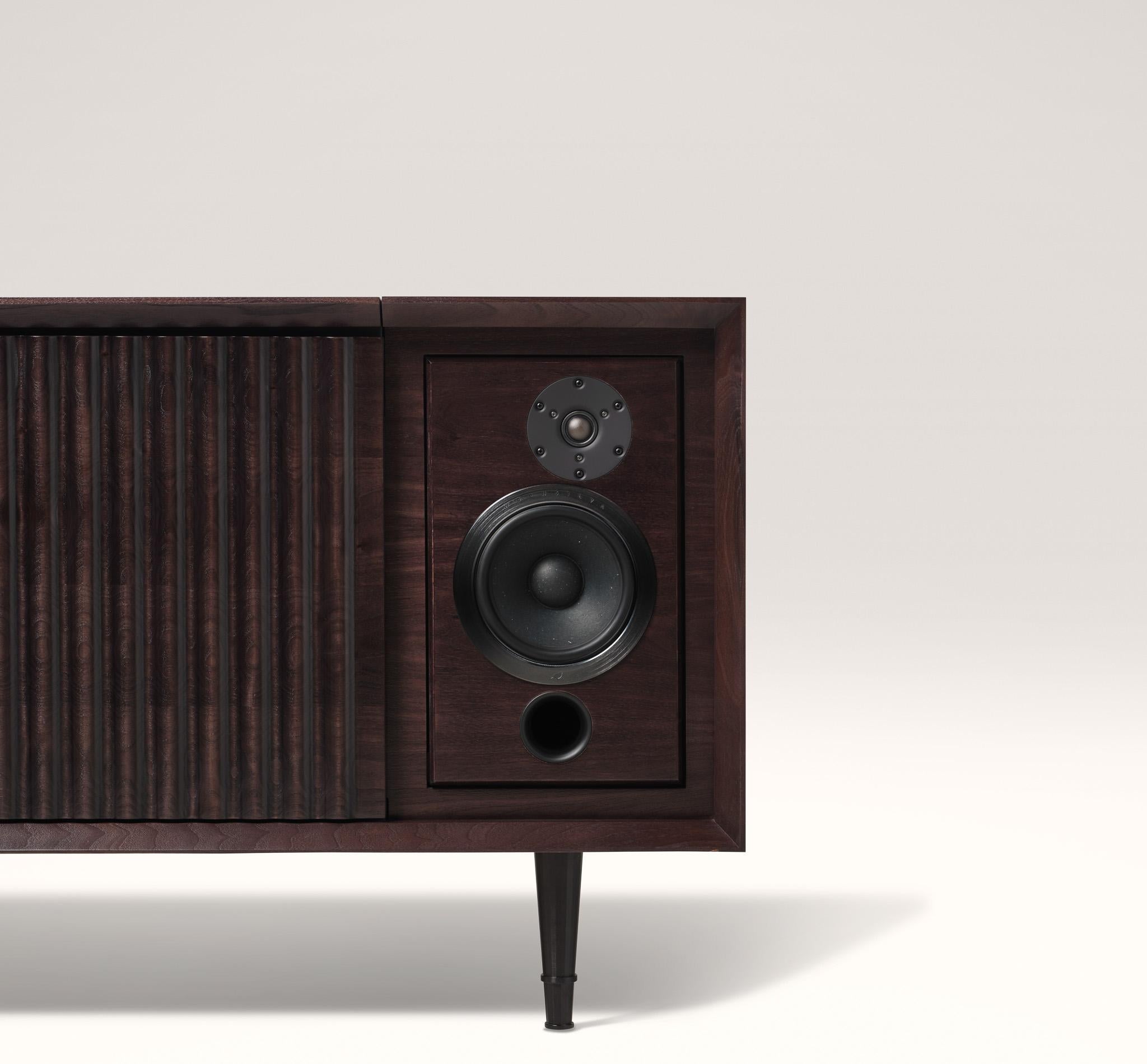 El Estándar incluye cinco modos de escucha, entre ellos Vinilo y Sonos®, 200 vatios por canal, bolsillo forrado para discos y almacenamiento para hasta 130 álbumes. Fabricado a mano en San Diego, el Estándar presenta maderas nobles seleccionadas a