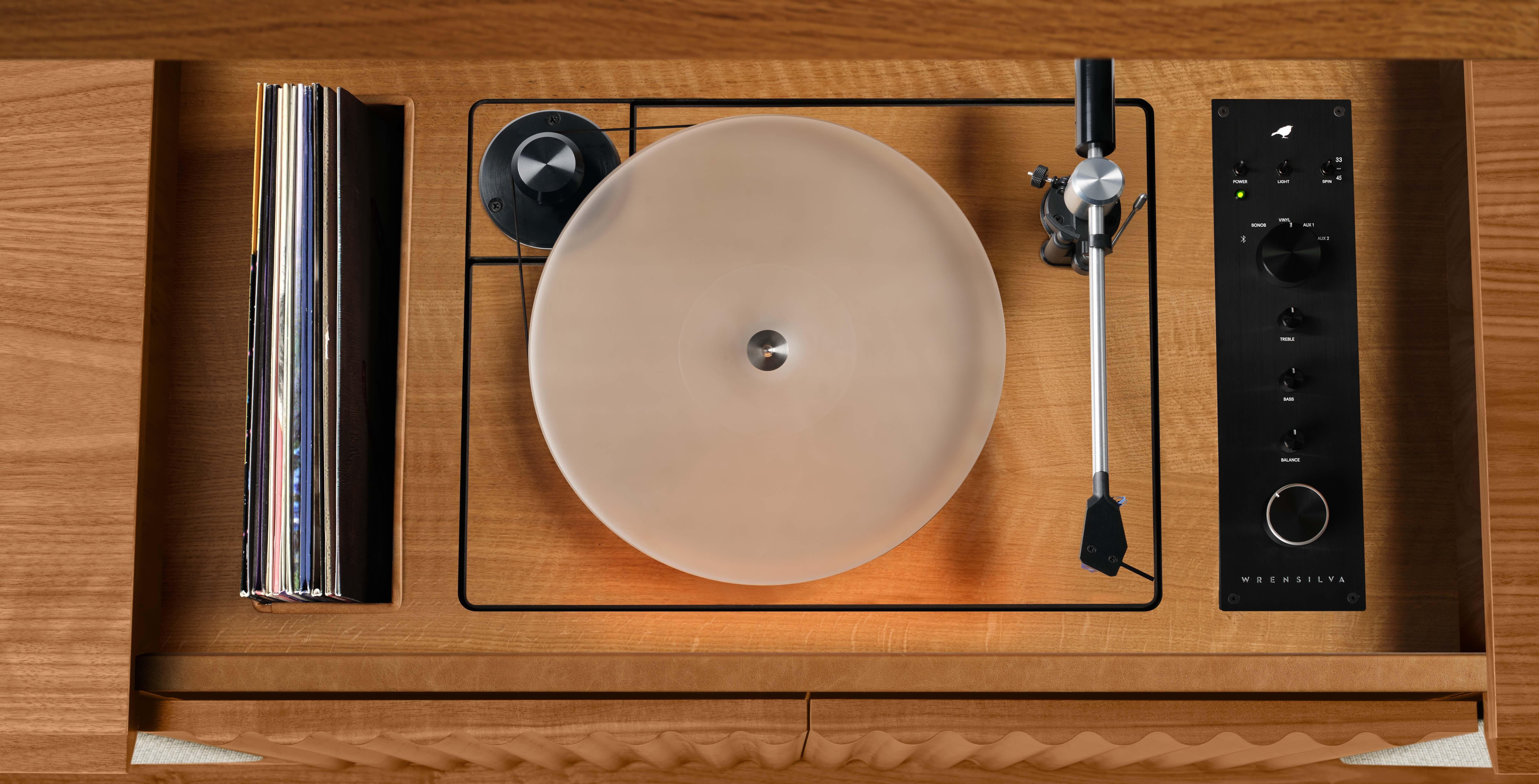 Wrensilva Standard Record Player Console in White Oak/Brass In New Condition For Sale In San Diego, CA