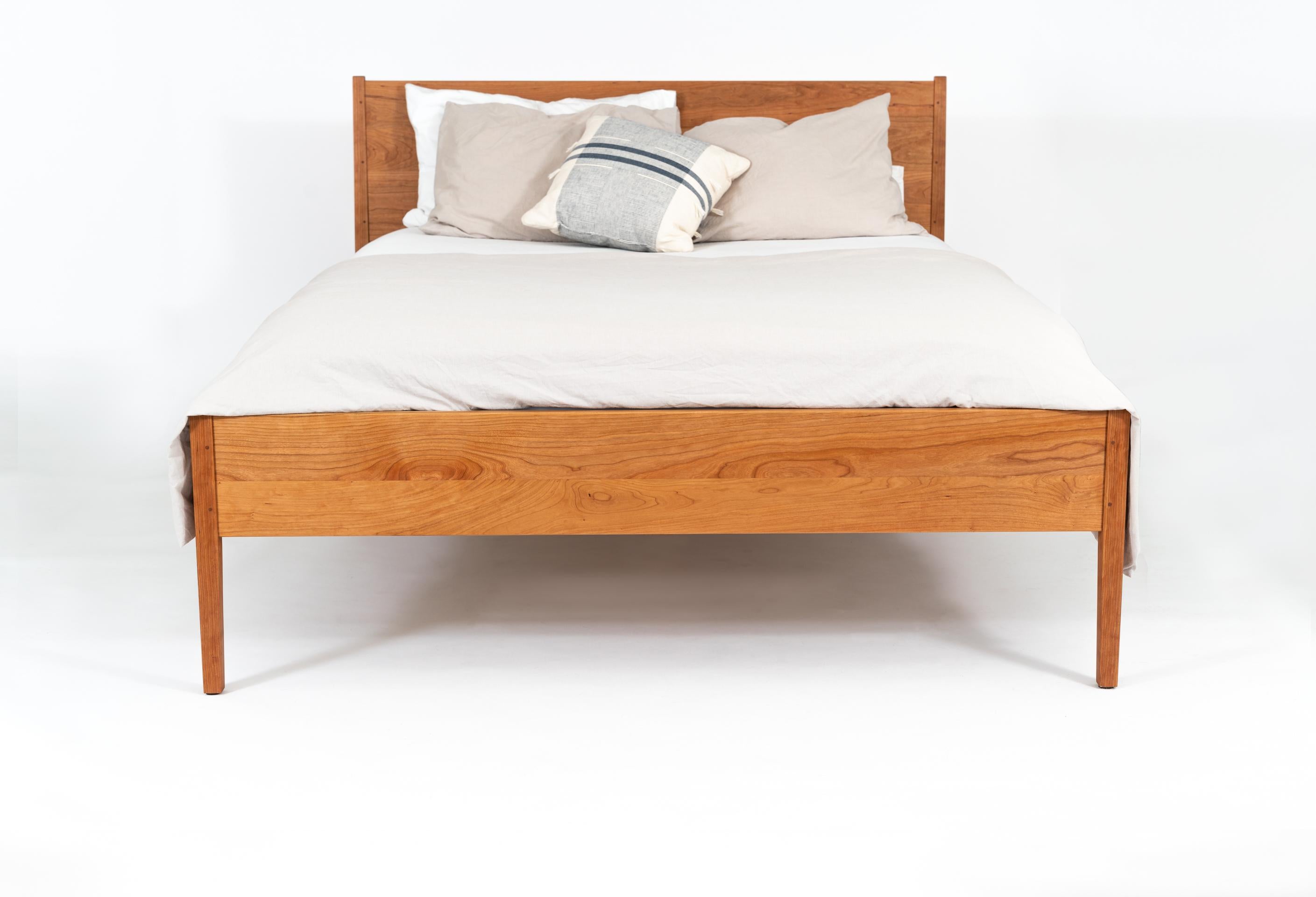 Wright-Bett, modernes Shaker Queen-Bett aus Kirsche (amerikanisch) im Angebot