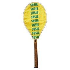 Raquette de tennis ancienne Wright & Ditson et couvercle jaune brodé « Sue »
