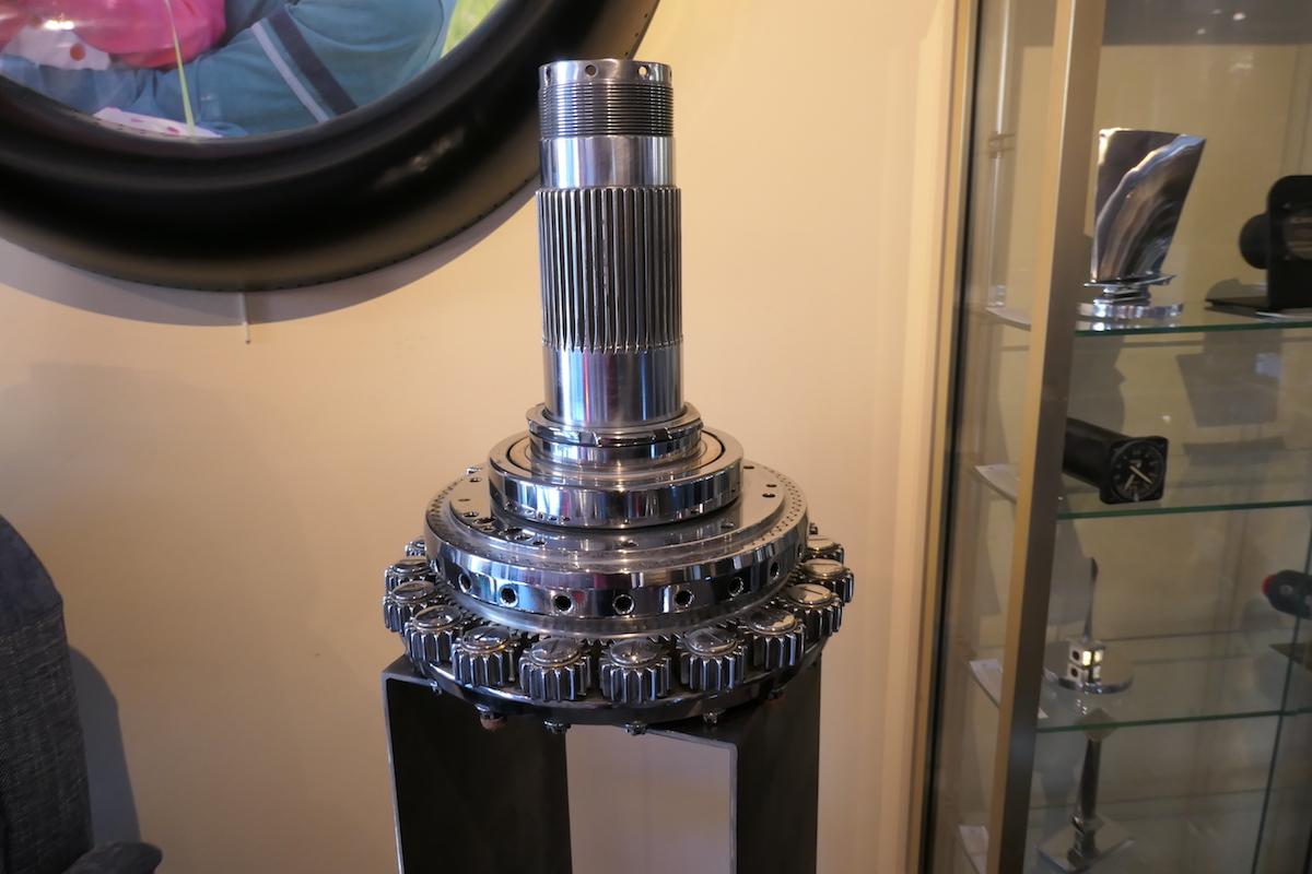 Lamp made from an authentic aircraft gear reducer from a nine-cylinder radial engine the Wright R-1820 manufactured by Curtiss-Wright in the 1950s. Very rare piece in working order (the base rotates). It has been electrified to current standards an