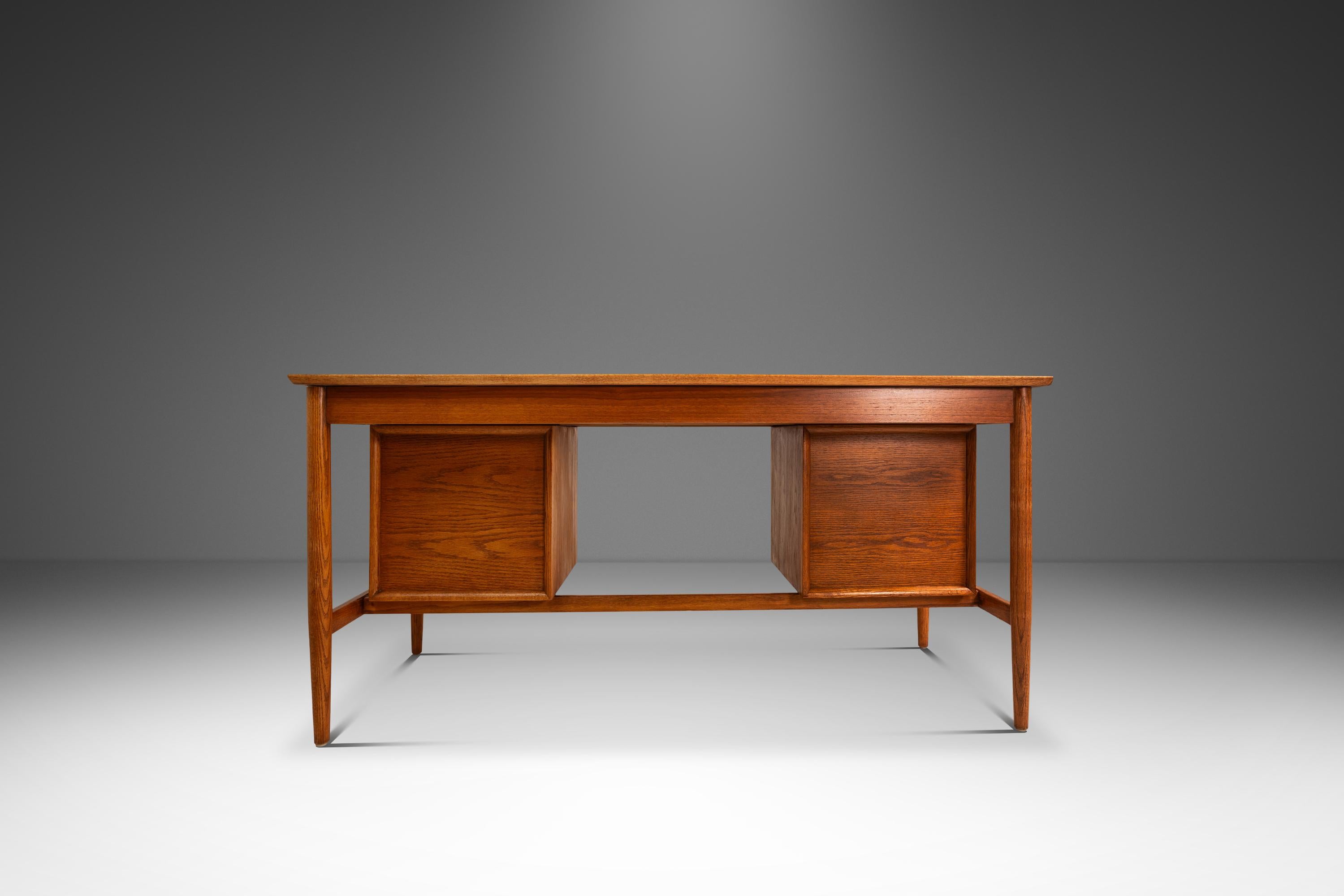 Writer's Desk in Oak Attributed to Arne Vodder for Sigh & Søns, Denmark, c. 1960 In Good Condition For Sale In Deland, FL