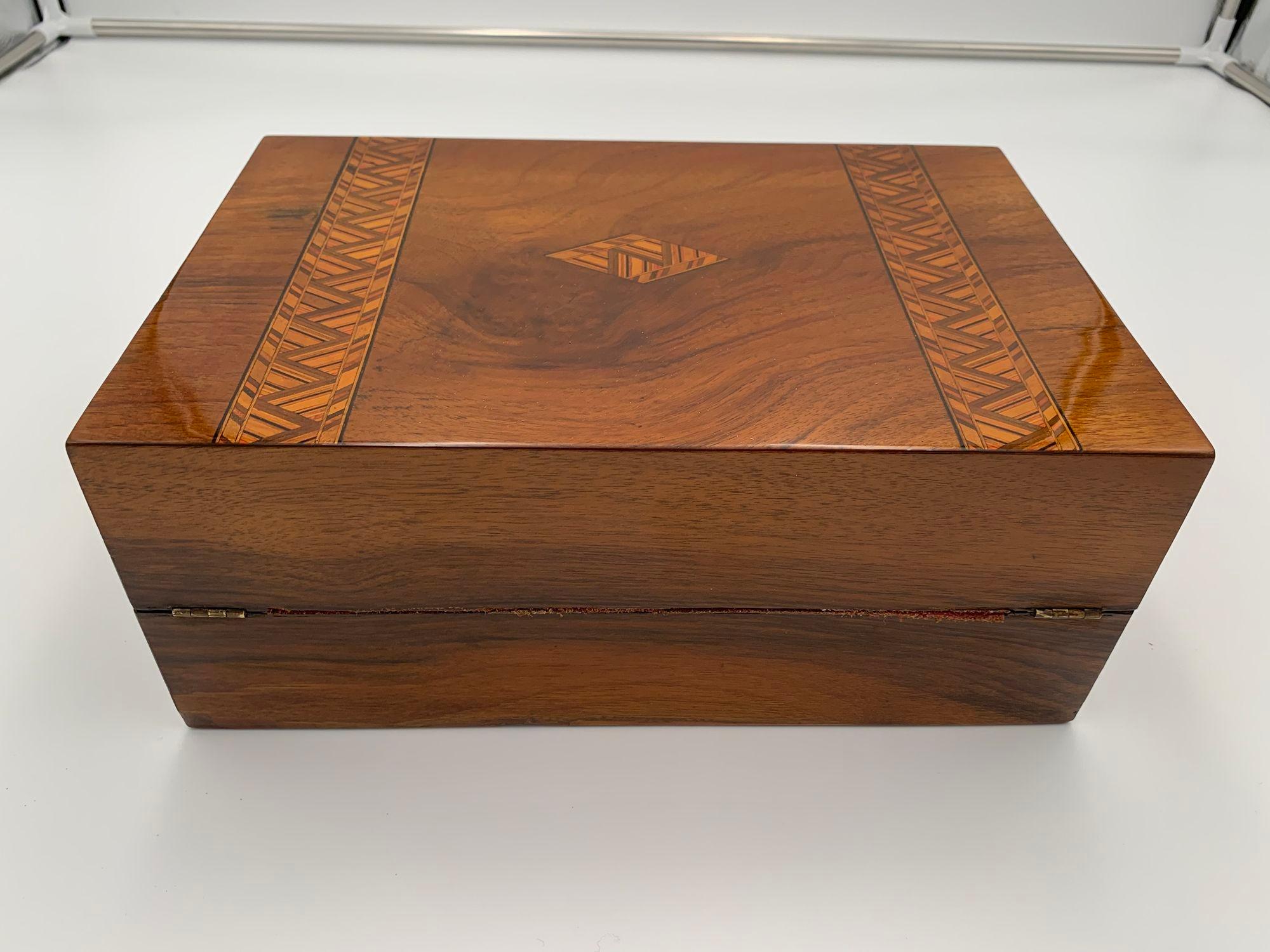 Writing Casket Box, Walnut with Inlays, England, Late 19th Century For Sale 5