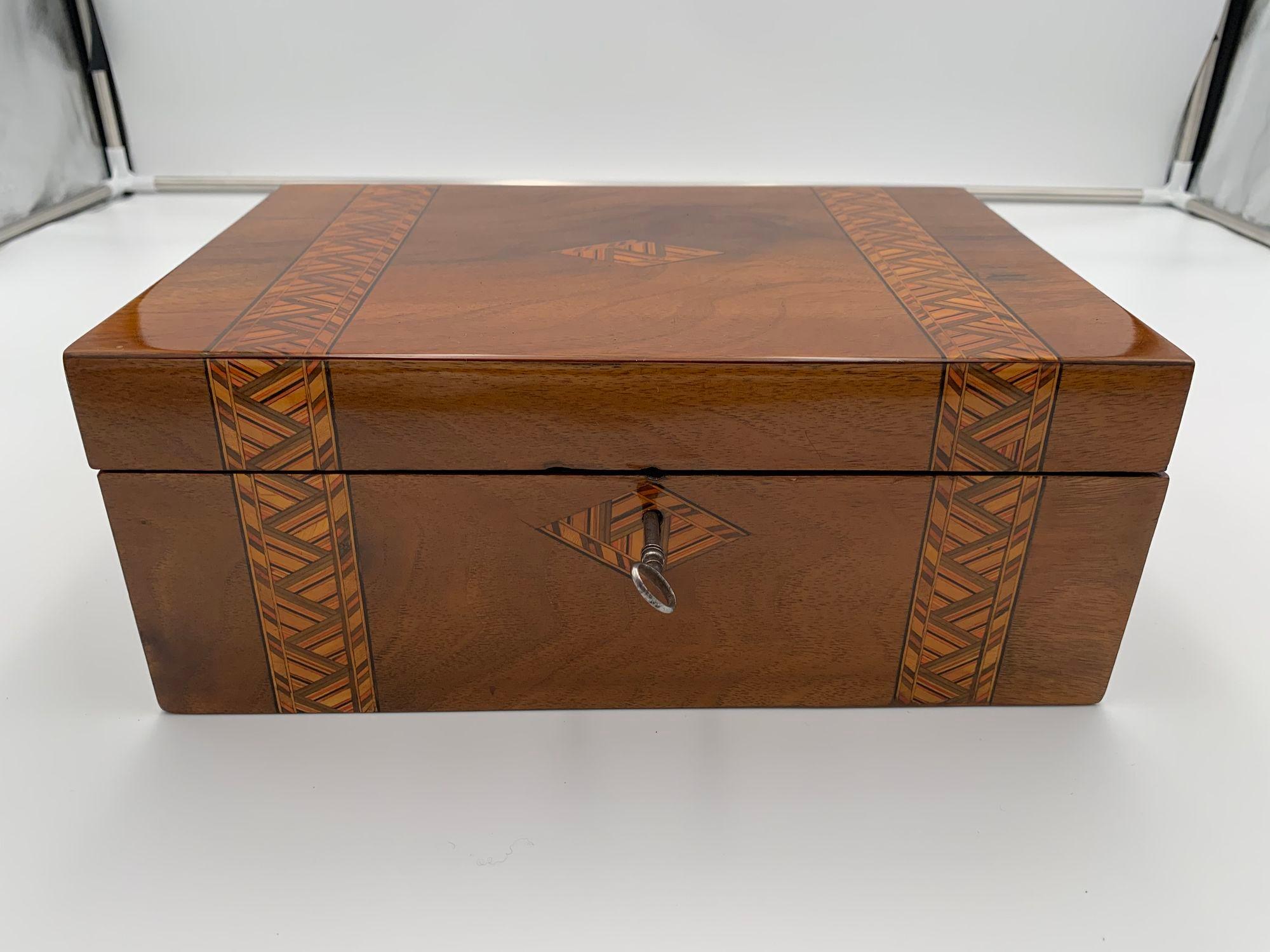 German Writing Casket Box, Walnut with Inlays, England, Late 19th Century For Sale