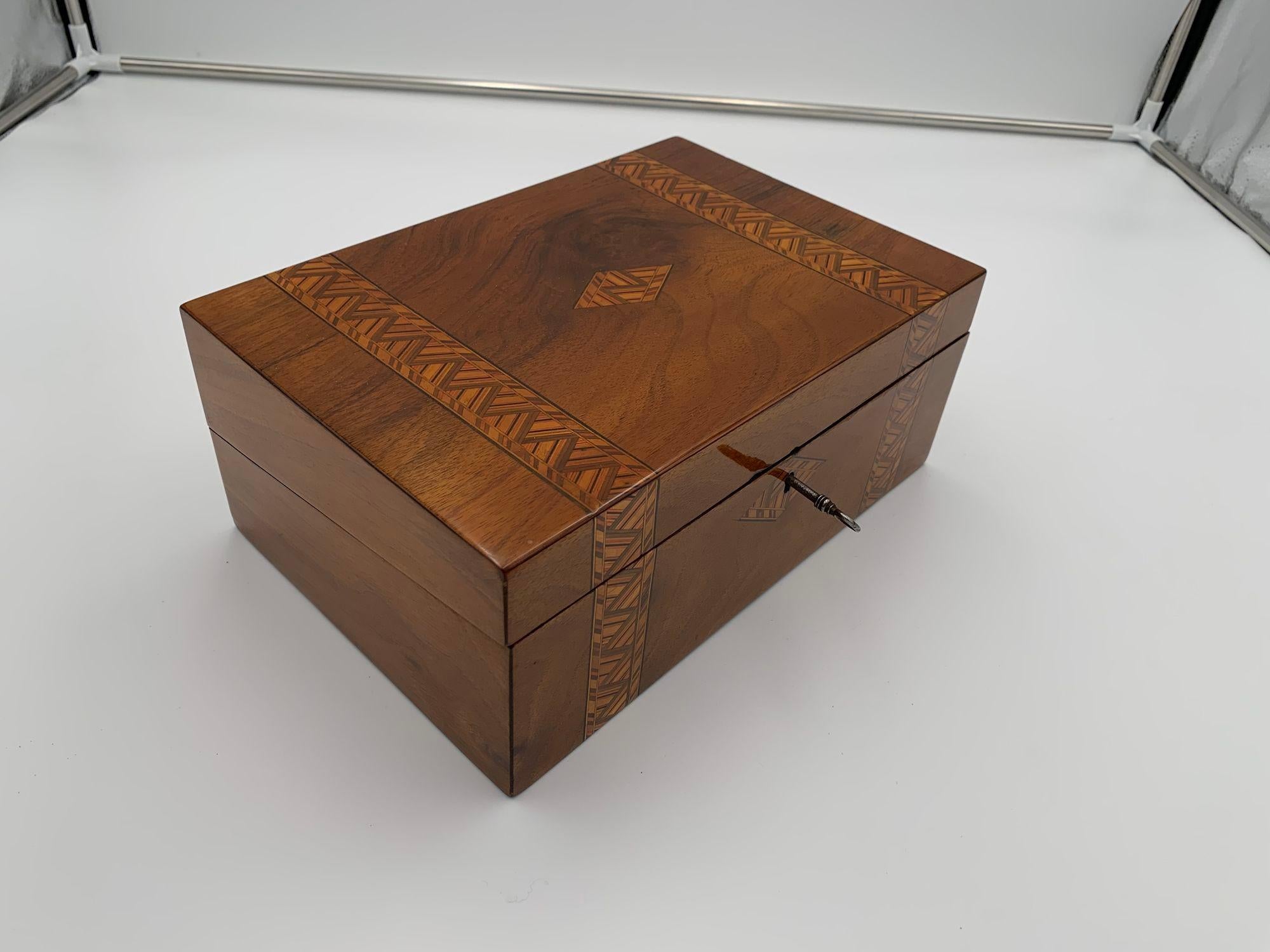 Incrusté Boîte à coffret d'écriture, noyer avec incrustations, Angleterre, fin du 19ème siècle en vente