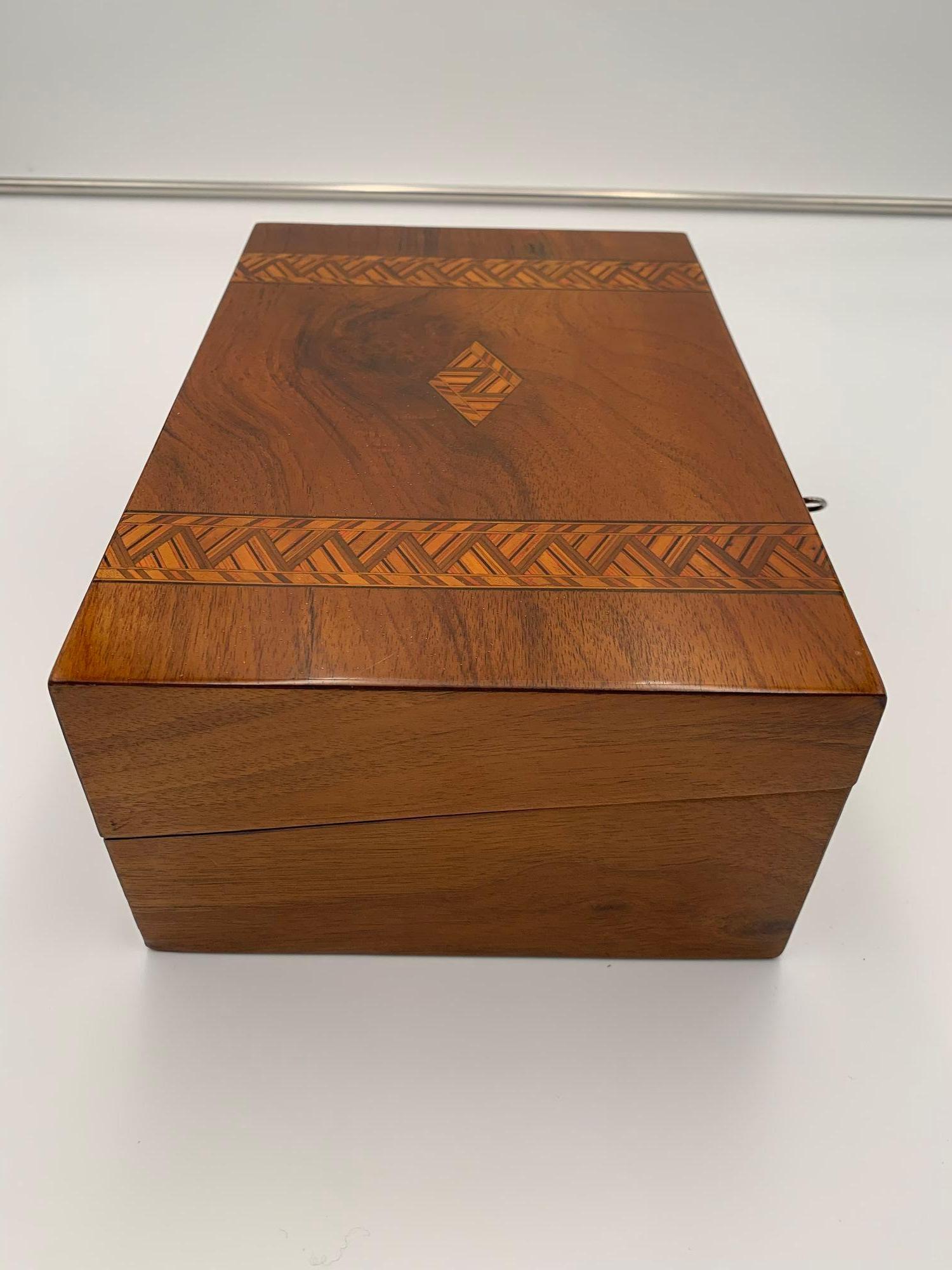Writing Casket Box, Walnut with Inlays, England, Late 19th Century For Sale 4