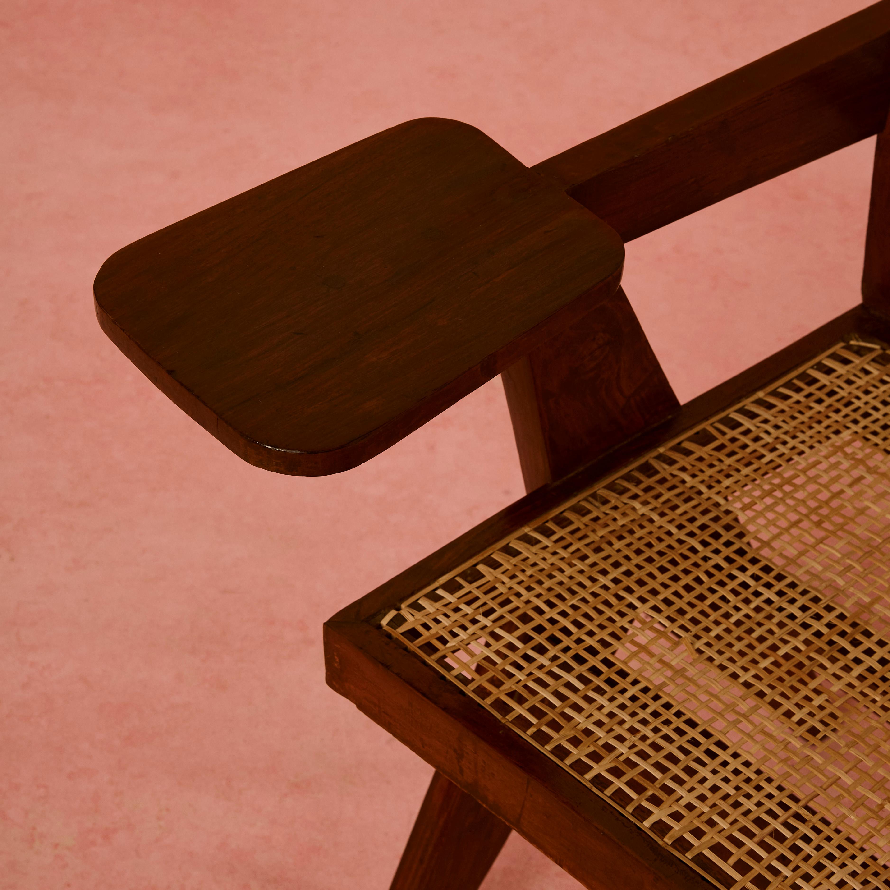 Chaise d'écriture de Pierre Jeanneret 

Pierre Jeanneret (1896-1967) était un architecte et designer suisse connu pour ses contributions significatives à l'architecture et au design de meubles modernistes du XXe siècle. Cousin et proche