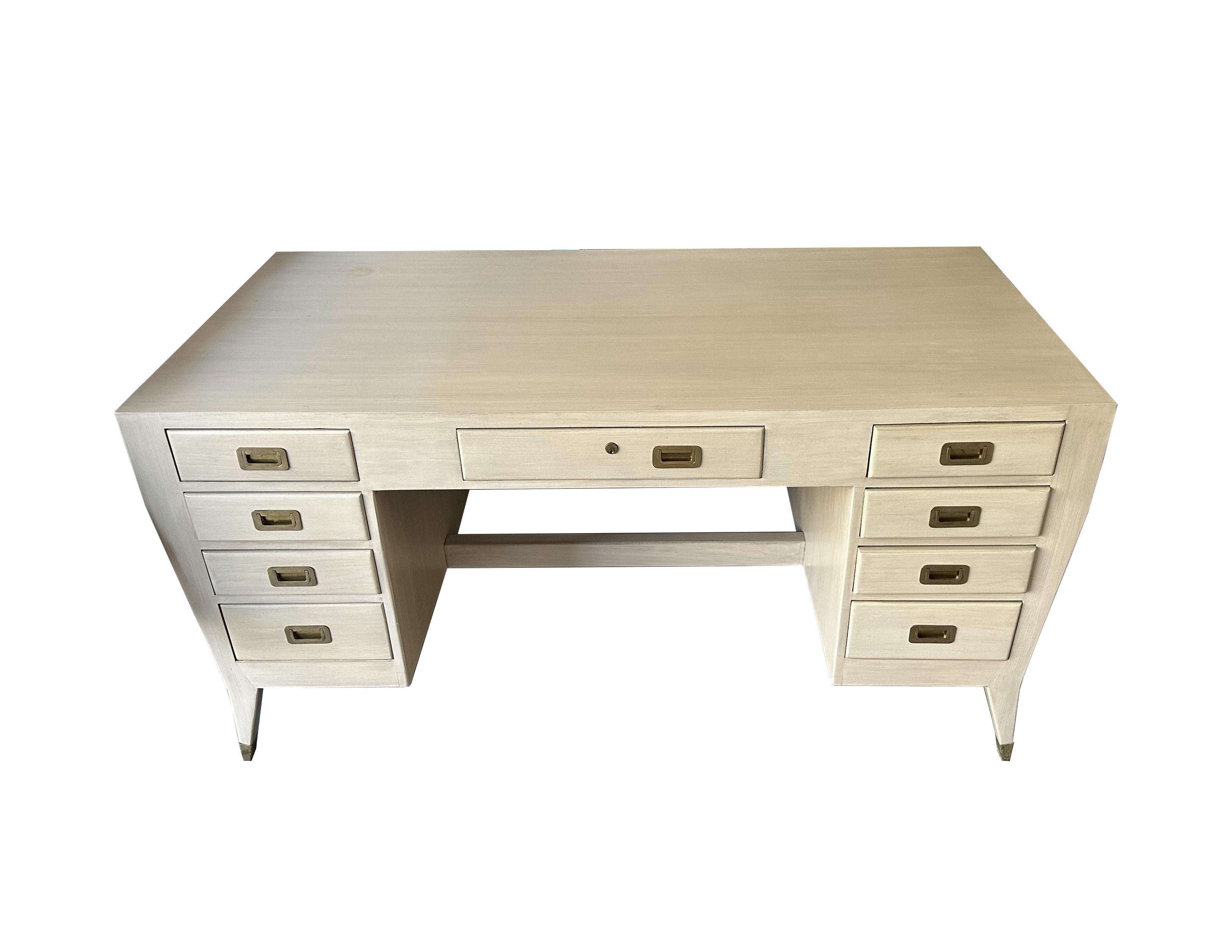 Dieser Schreibtisch wurde in den 1940er Jahren in Italien entworfen und spiegelt Gio Pontis charakteristischen Ansatz für modernes Design wider - elegant, stromlinienförmig und äußerst funktional. Der Schreibtisch verfügt über insgesamt neun