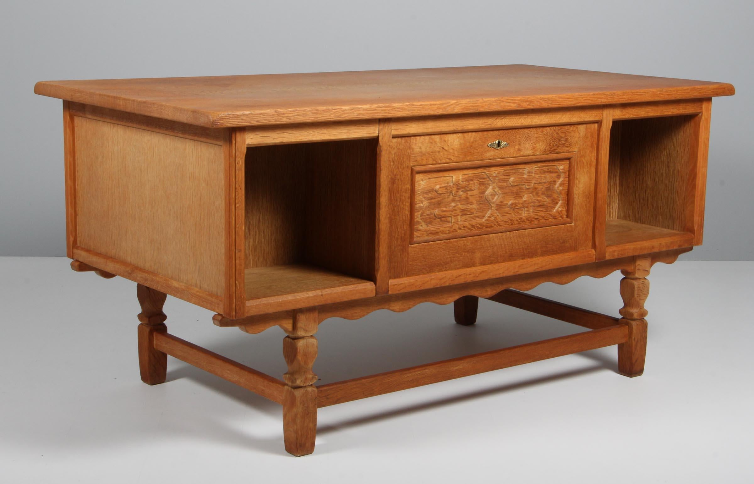 Striking writing desk in oak with drawers. By Henry Kjærnulf. 

Refreshing design with bold Baroque coming together nicely with Mid-Century Modernism.

Made by EG møbler in the 1970s.

