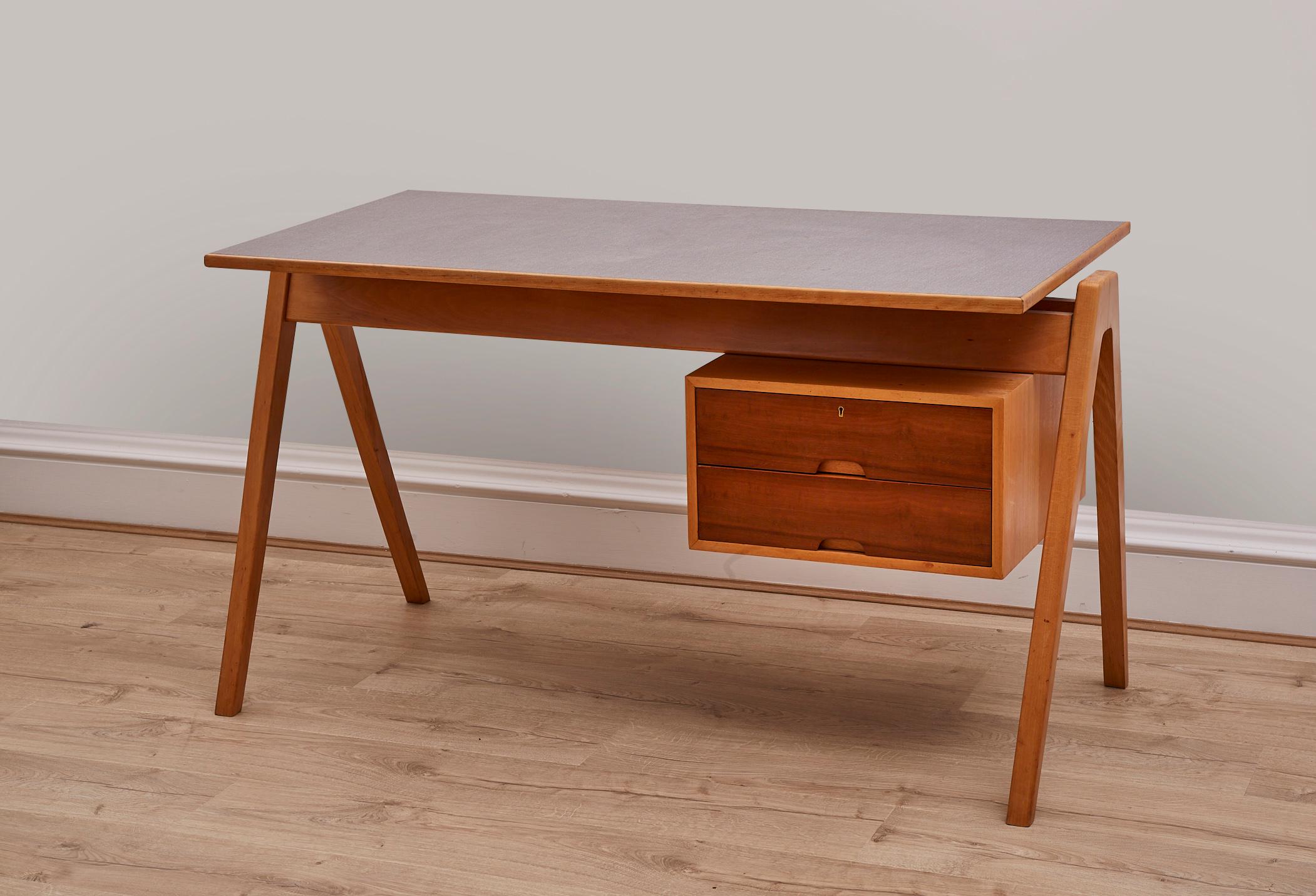 Mid-20th Century Writing Desk by Robin Day For Hillie. 1950's 