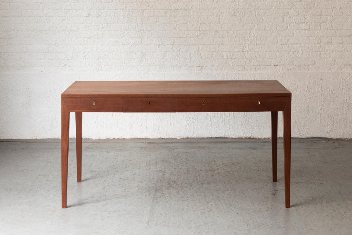 Rare freestanding writing desk designed by Severin Hansen and produced by Haslev Mobelsnedkeri in Denmark around 1960. This desk in teak veneer has all the characteristic features from Severin Hansens designs. Minimalist in details with angular