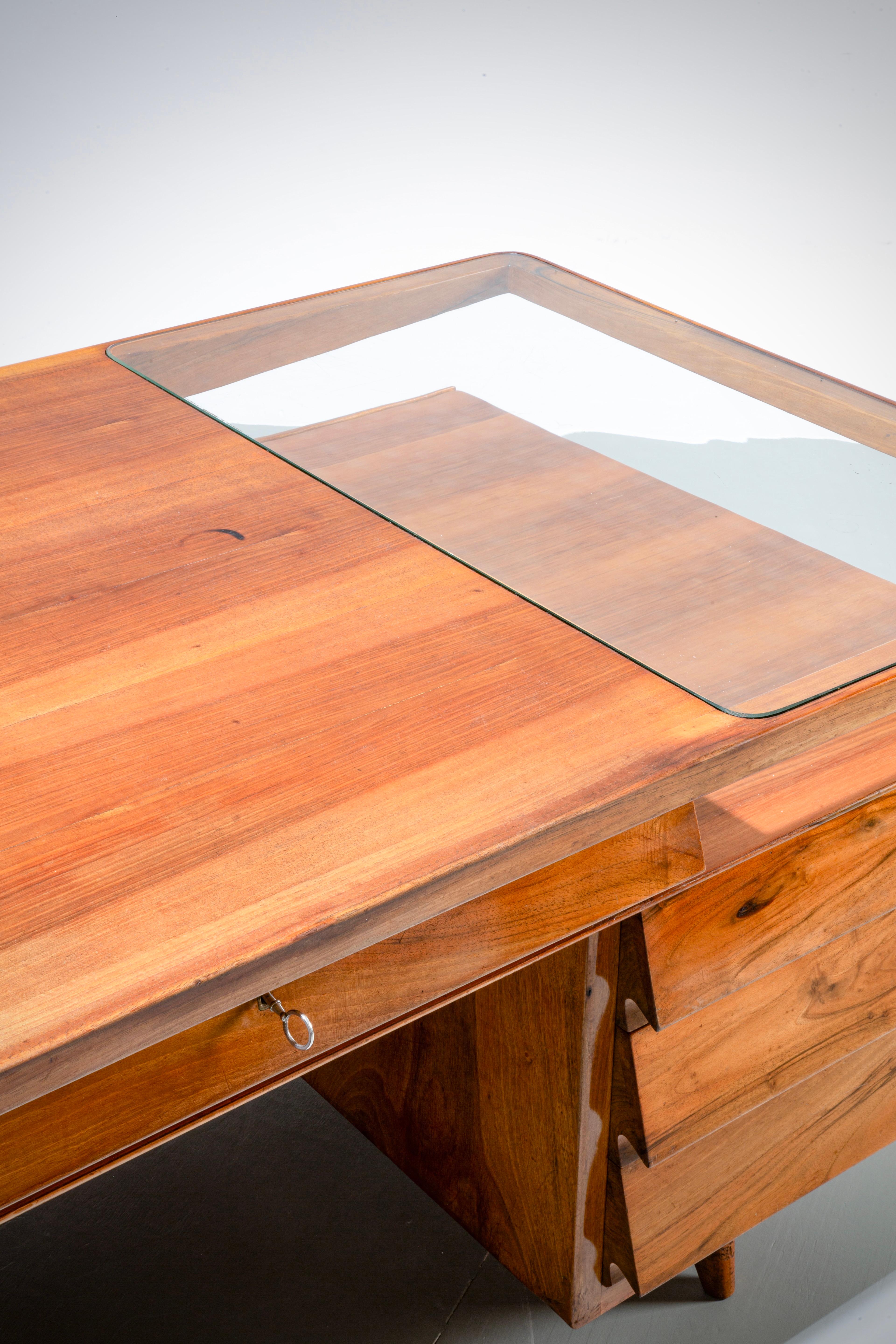 Writing Desk by Silvio Cavatorta in Solid Walnut and Glass, Italy, 1950's For Sale 3