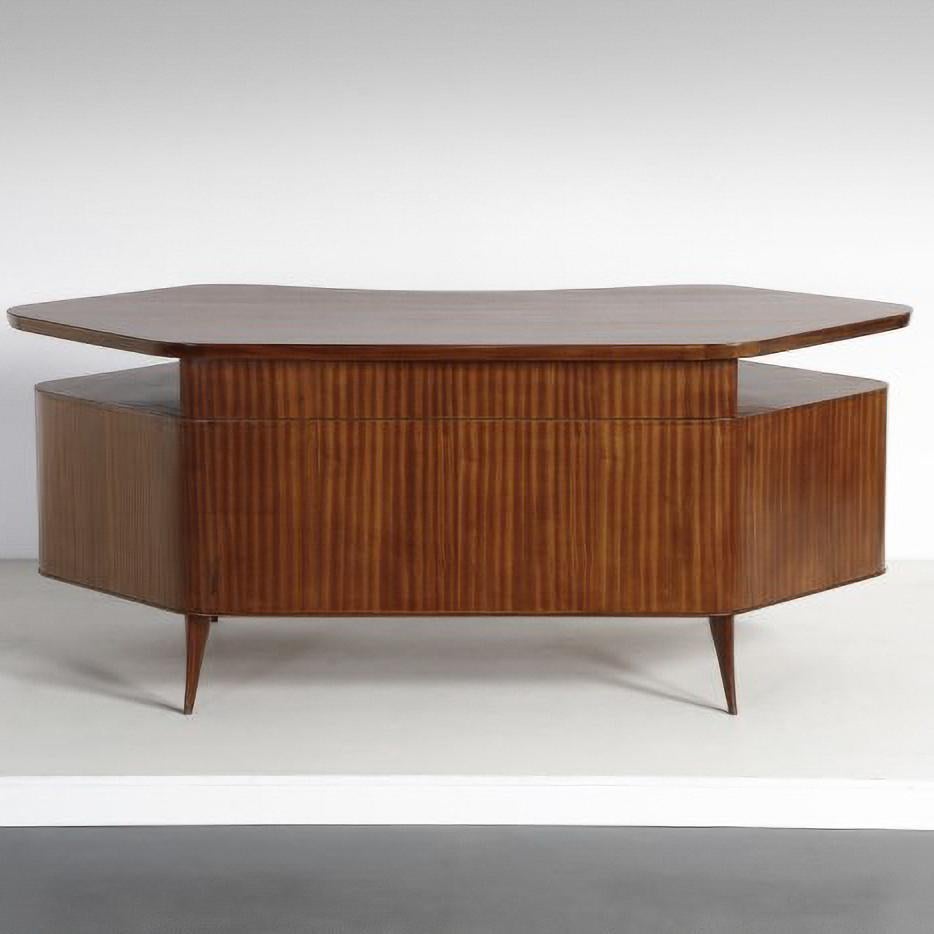 Writing desk by Vittorio Dassi Mid-Century Modern Italy. The desk favoulose.
Drawing the Italian style with this fabulous piece will give room a touch of excellent design.